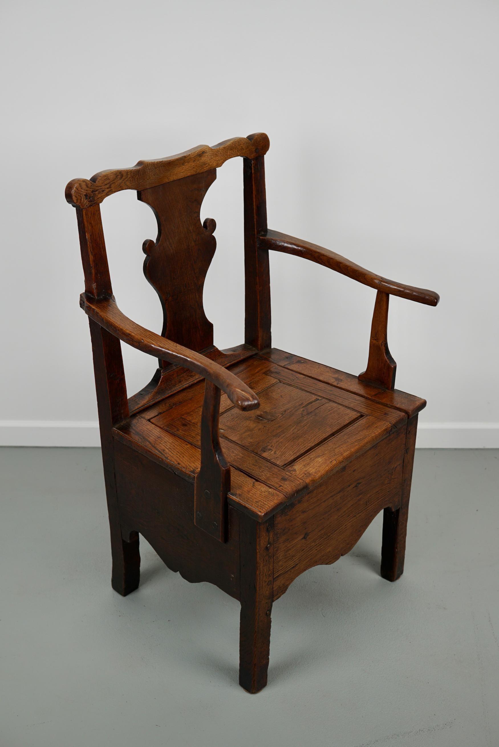 Antique English Oak Commode Chair 18th Century In Good Condition For Sale In Nijmegen, NL