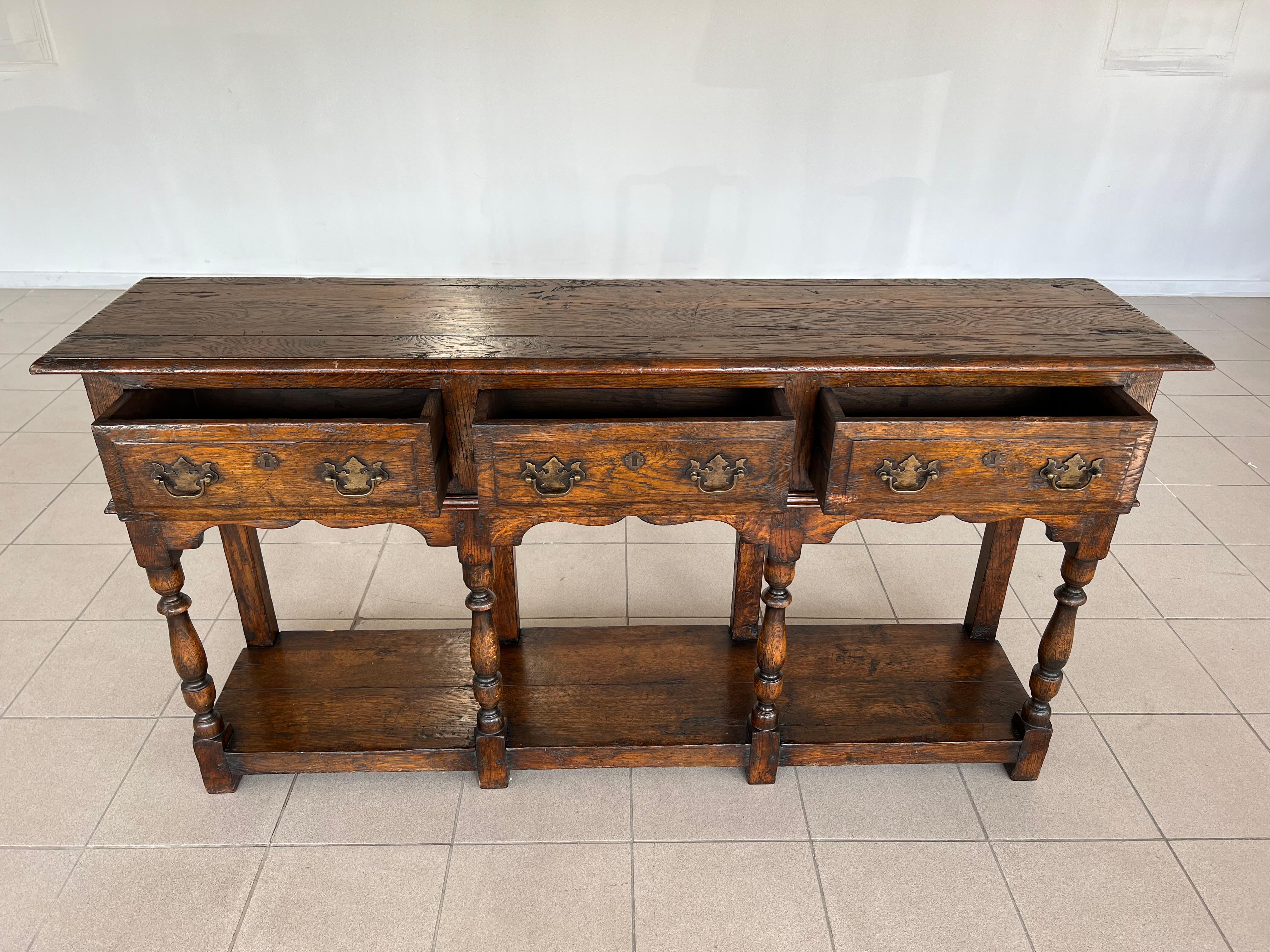 Antique English Oak Console Foyer Table Sideboard With Three Drawers In Good Condition In Bridgeport, CT