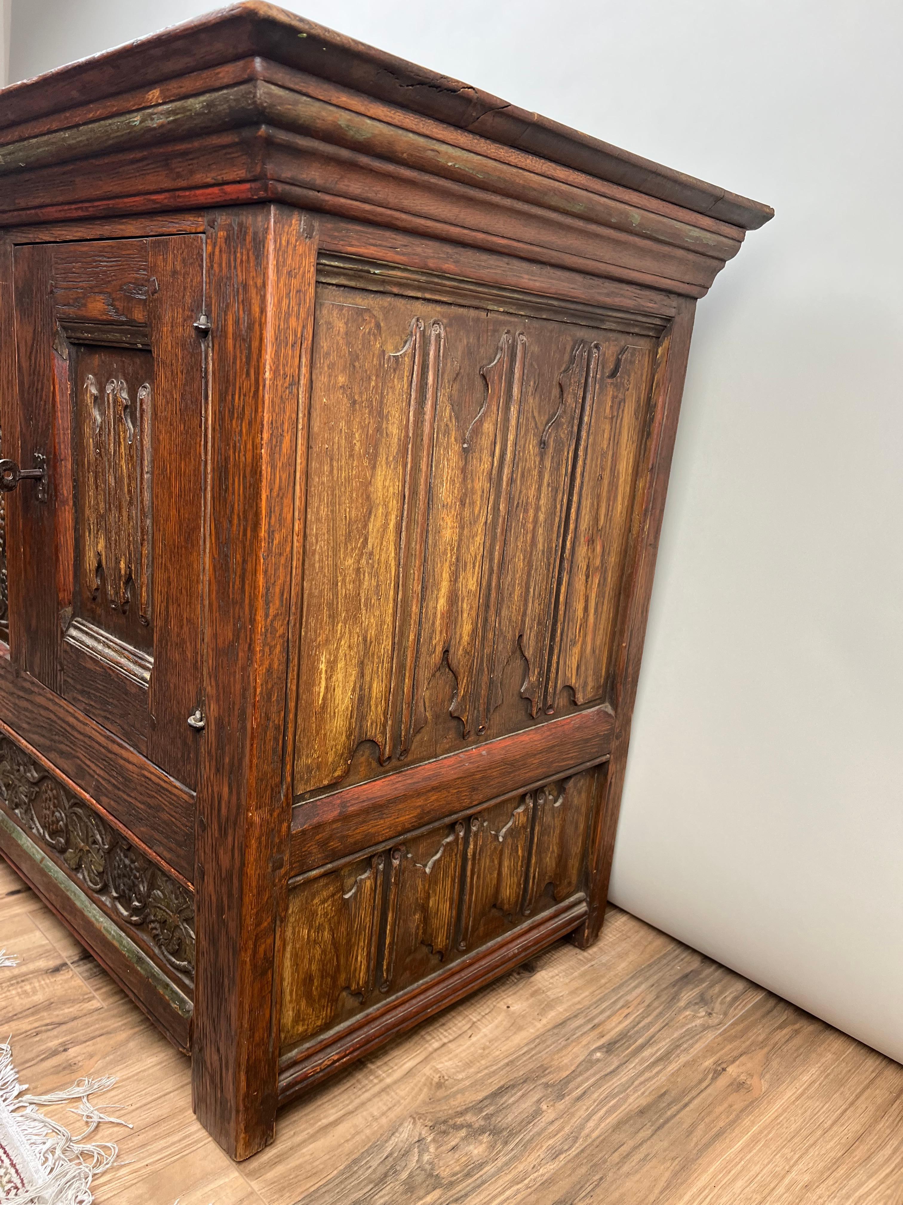 Antique English Oak Court Cabinet with Linen Fold Carved Panels For Sale 4