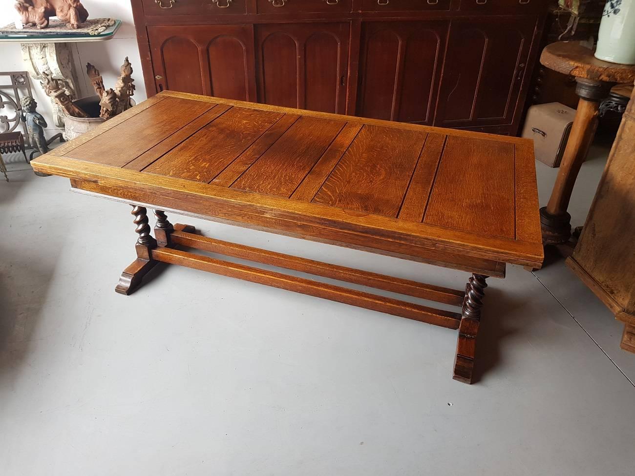 Antique English oak dining room table early 1900s with pull-out shelves and standing on barley twisted legs.

The measurements are,
Depth 91 cm/ 35.8 inch.
Width 183 cm - 244 cm/ 72 inch - 96 inch.
Height 75.5 cm/ 29.7 inch.
 