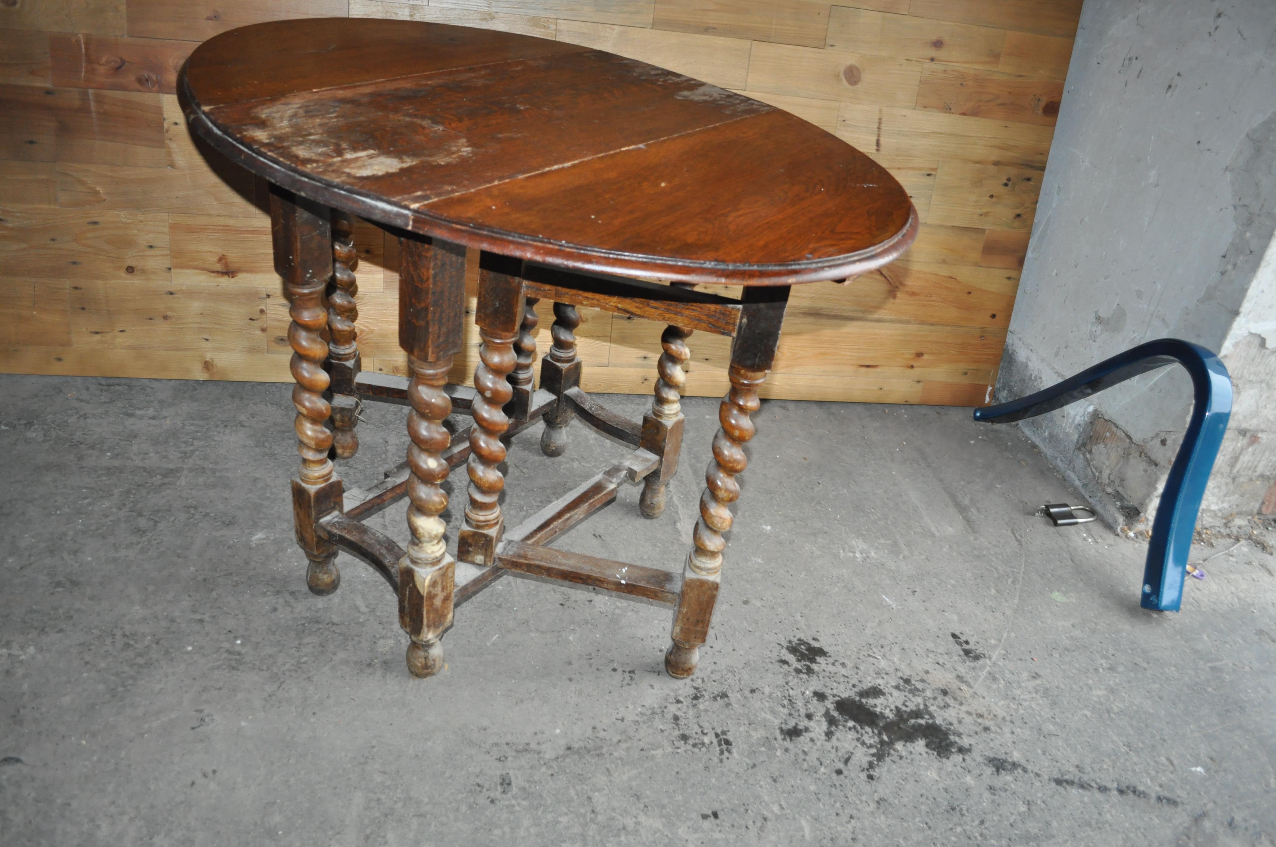 Antique English Oak Drop Leaf Dining Table, Rustic Gate Leg Table, 19th Century In Good Condition In Lábatlan, HU