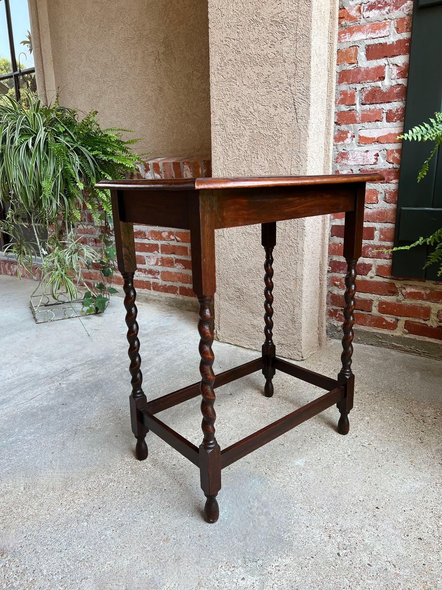 Antique English Oak End Side Lamp Table Barley Twist Rectangle Beveled Edge.

Direct from England, with classic English style, a lovely antique English oak side or lamp table!
The thick, oak beveled edge table top has gorgeous tiger oak grain