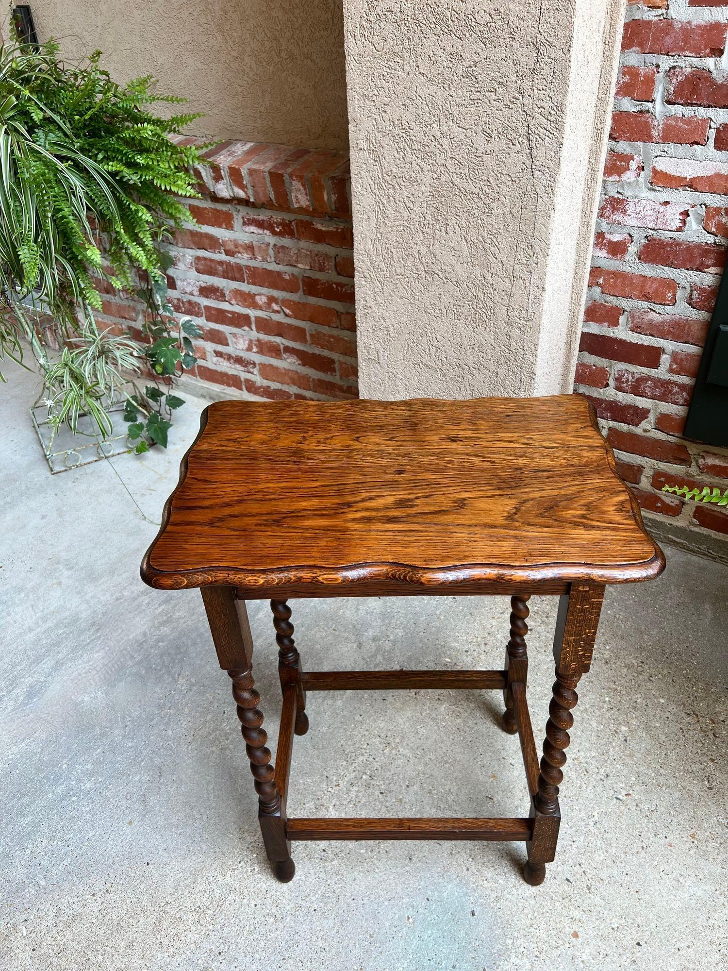 Antique English Oak End Side Table Barley Twist Scalloped Pie Crust Edge.

Direct from England, with classic English style, a lovely antique English oak side or lamp table! The scalloped “pie crust” beveled edge table top has gorgeous tiger oak