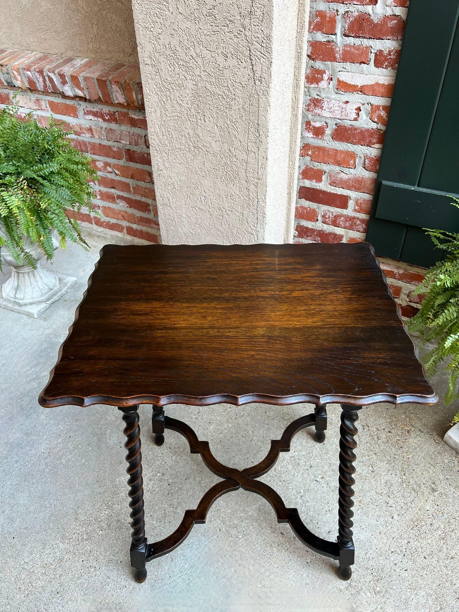 Antique English Oak End Side Table Barley Twist Scalloped Pie Crust Edge.

Direct from England, with classic English style, a lovely antique English oak side or lamp table!

Long, slightly splayed BRITISH BARELY TWIST LEGS are perfectly complimented
