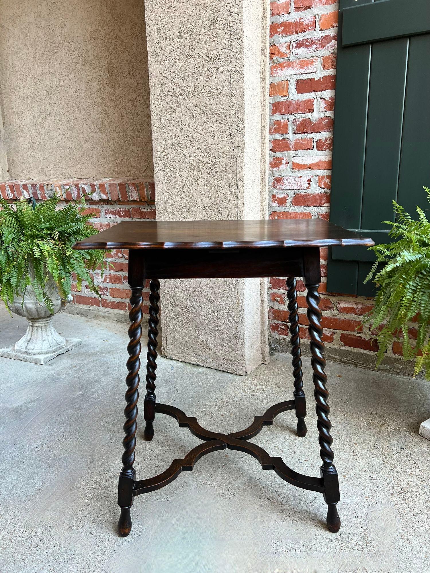 Antique English Oak End Side Table Barley Twist Scalloped Pie Crust Edge In Good Condition For Sale In Shreveport, LA