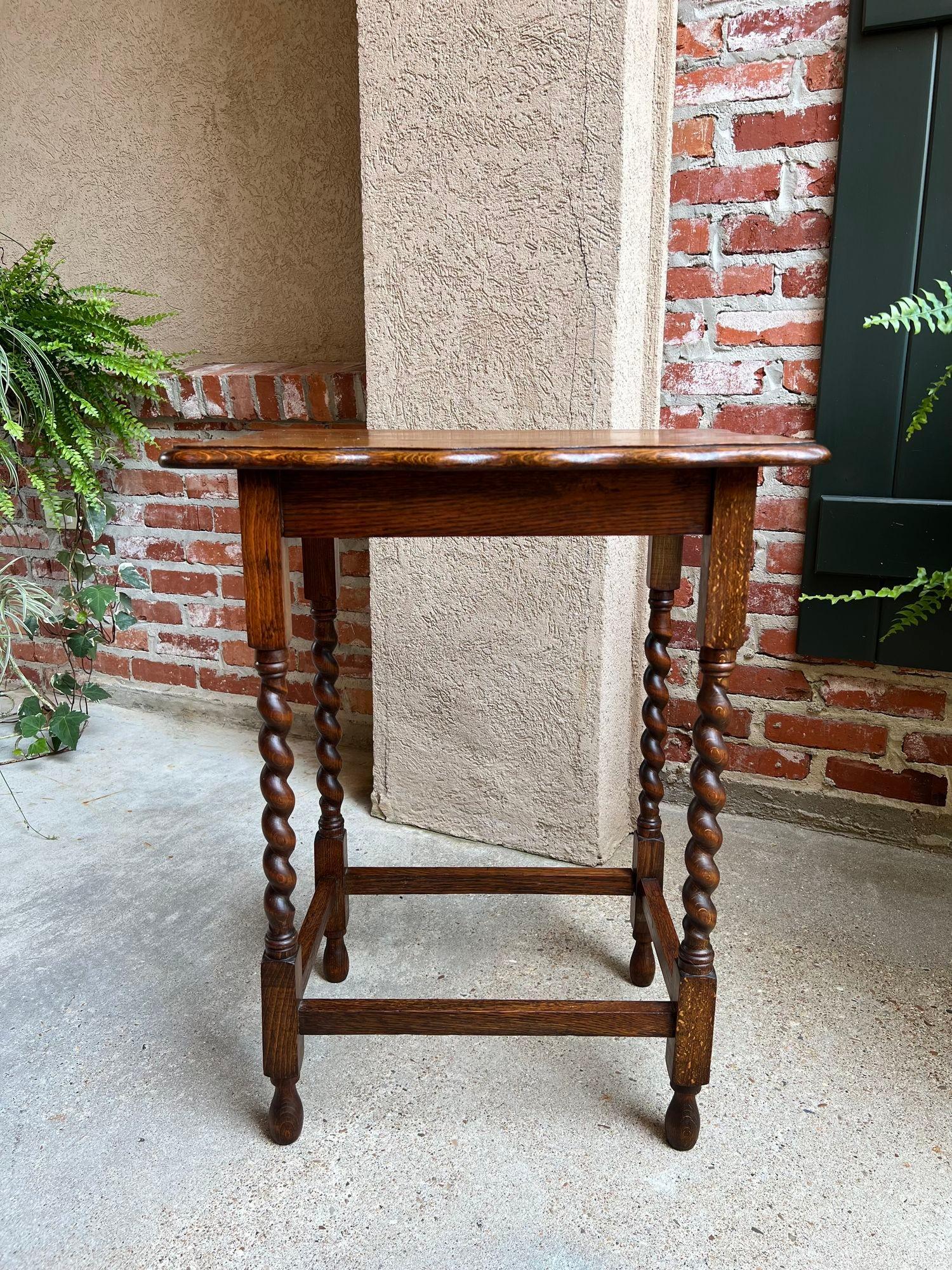 Antique English Oak End Side Table Barley Twist Scalloped Pie Crust Edge In Good Condition In Shreveport, LA