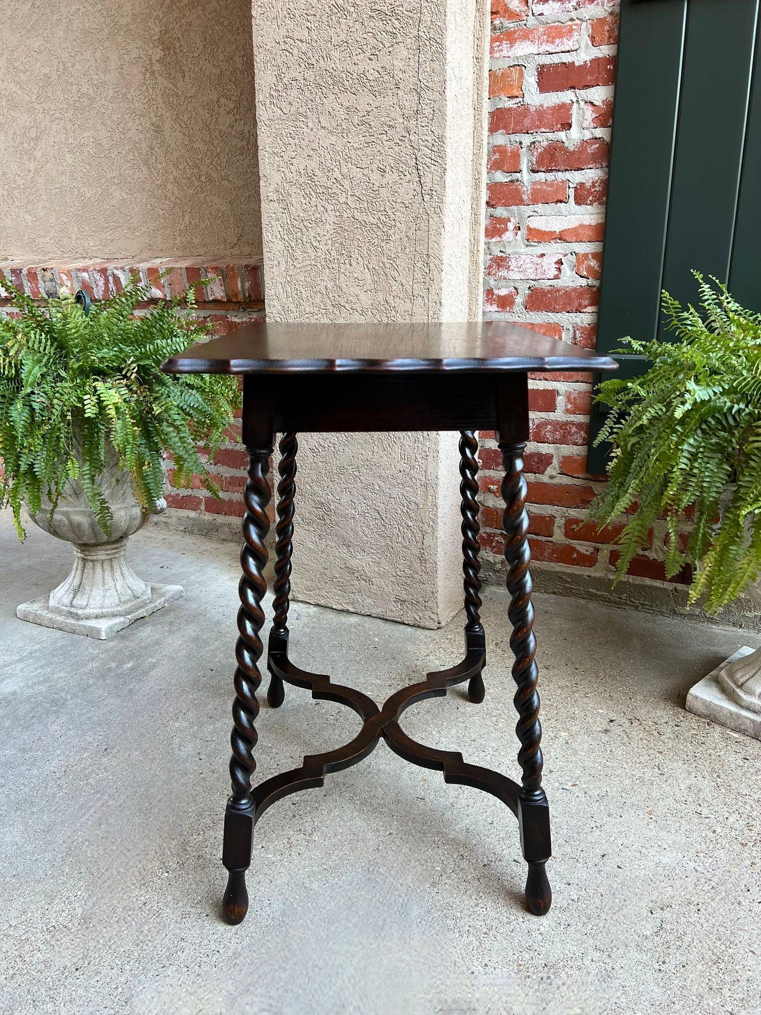 Early 20th Century Antique English Oak End Side Table Barley Twist Scalloped Pie Crust Edge For Sale