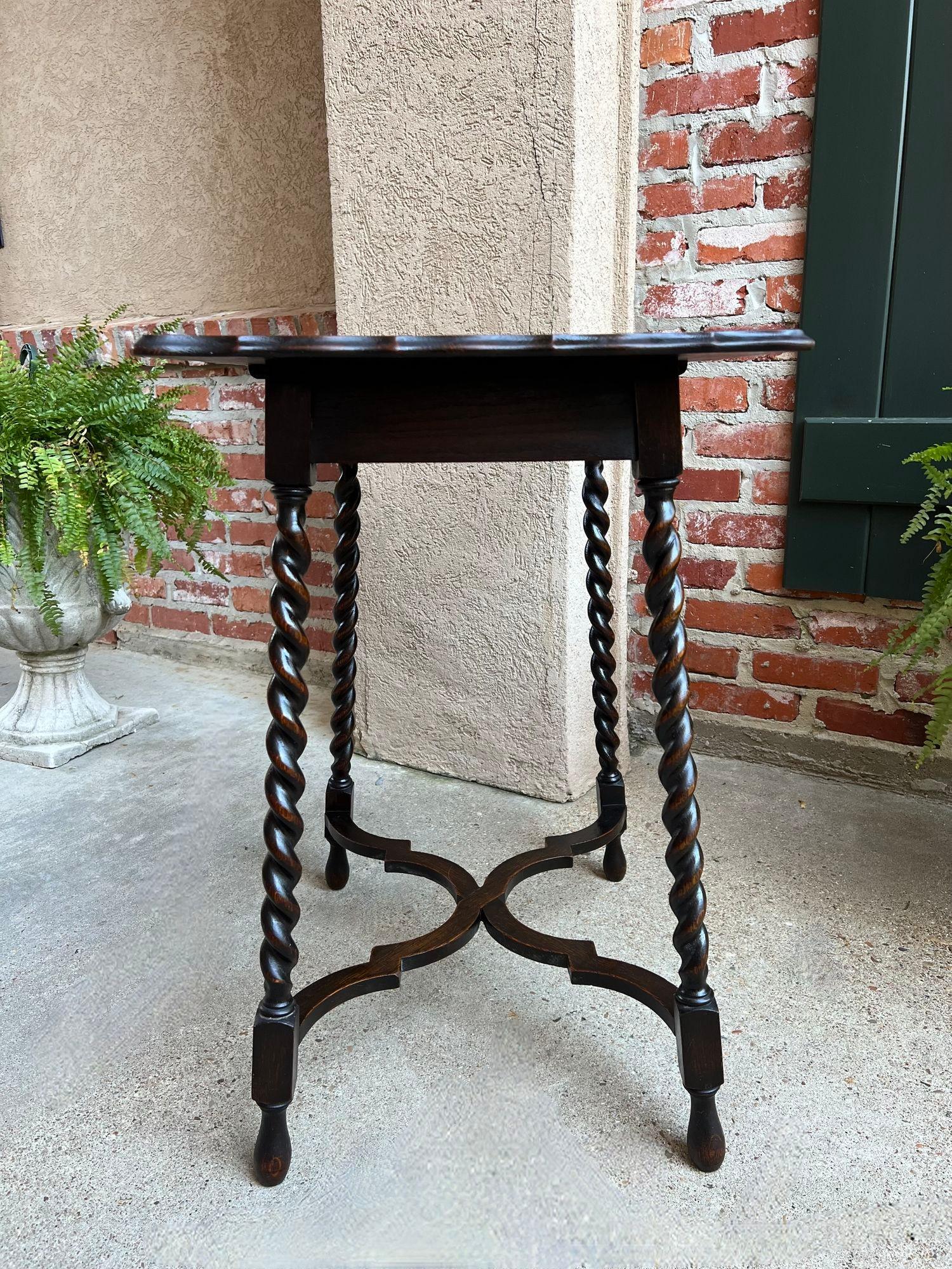 Antique English Oak End Side Table Barley Twist Scalloped Pie Crust Edge For Sale 1