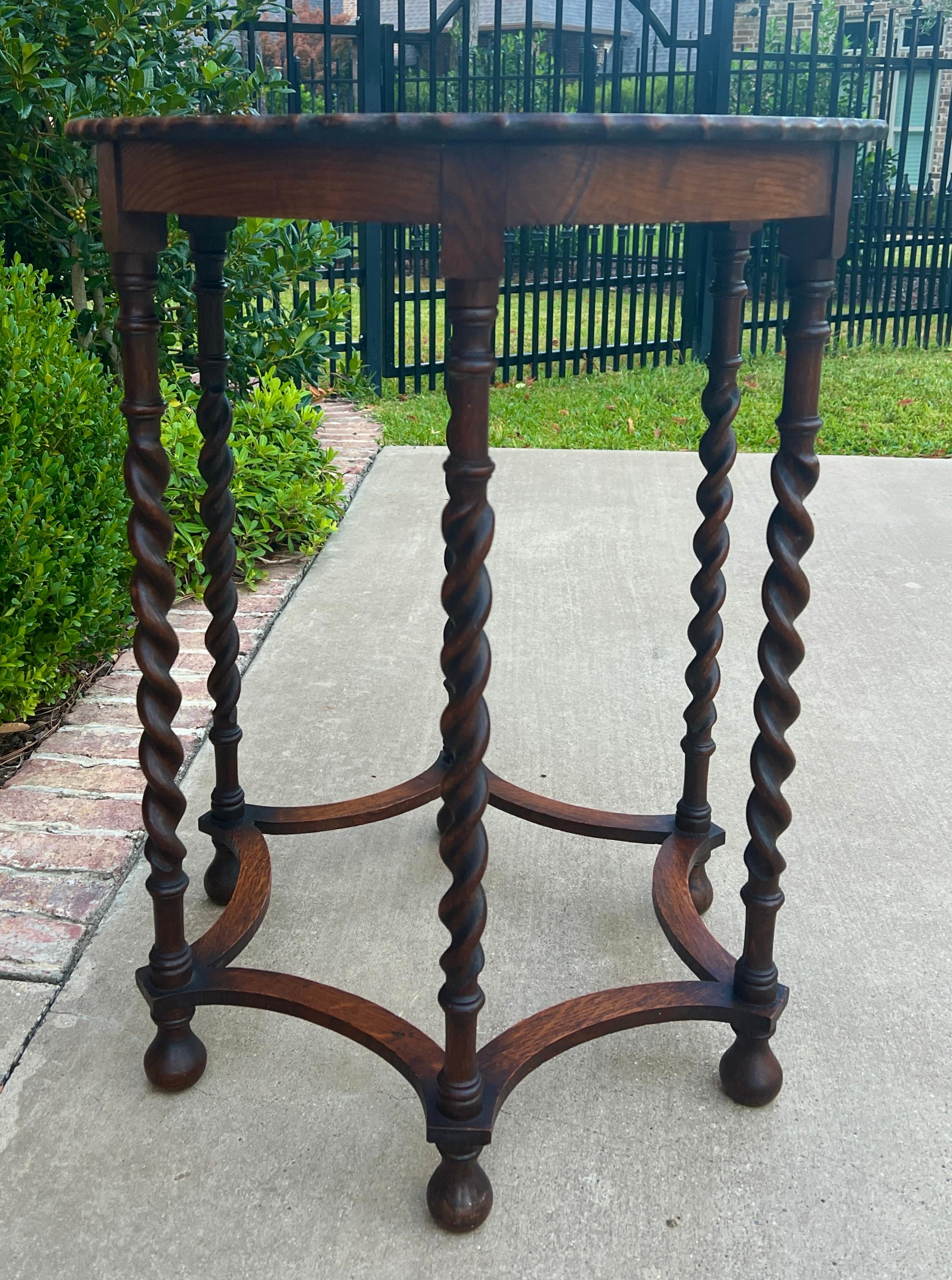 Antique English Oak End Table ROUND Barley Twist Pie Crust Edge Side Table In Good Condition In Tyler, TX