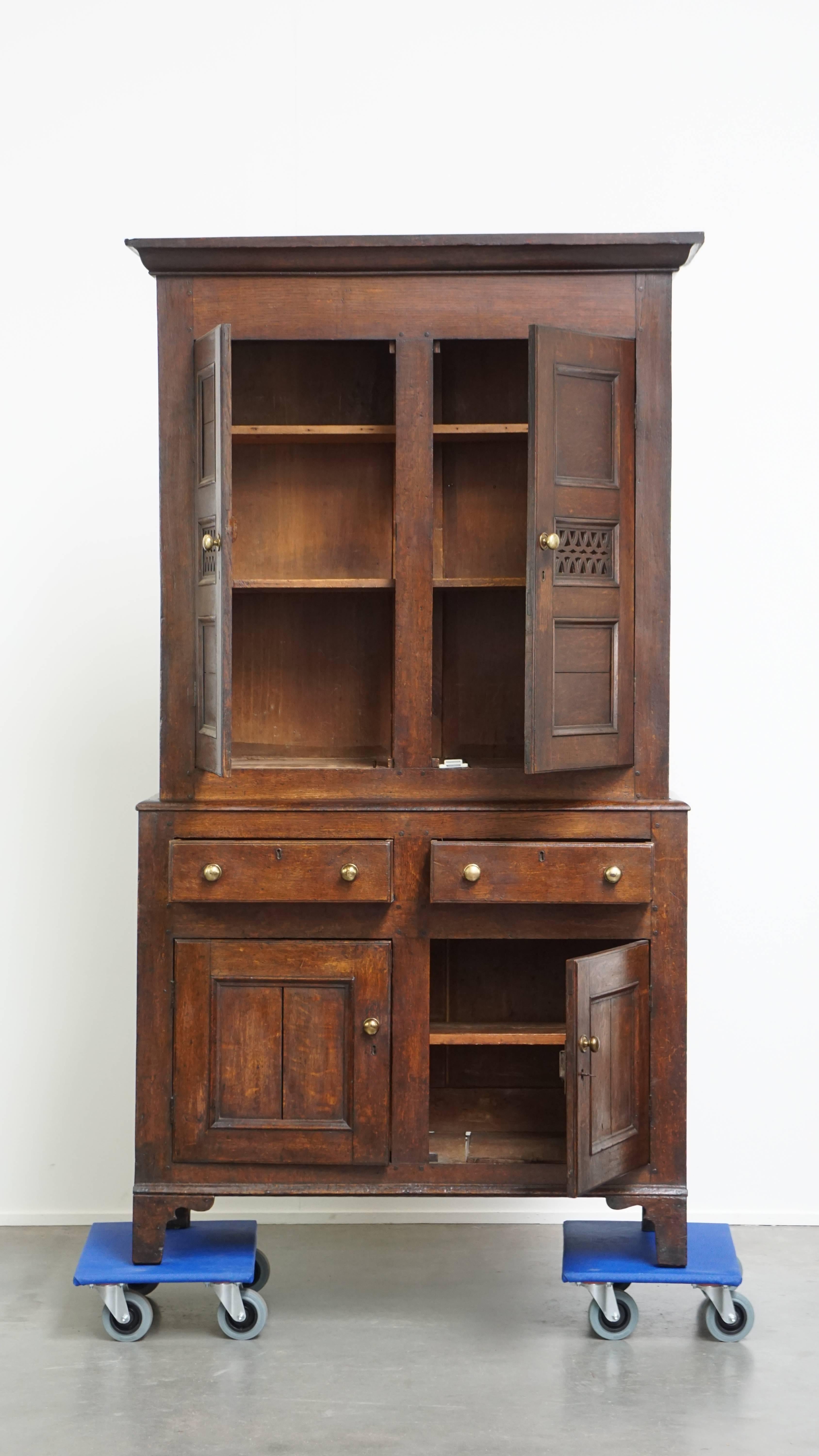 Offered here is this very beautiful antique English oak food cupboard / pantry cabinet from the late 18th / early 19th century.

What do we mean when we talk about timeless antiques? Timeless antiques are pieces that bring presence and beauty to