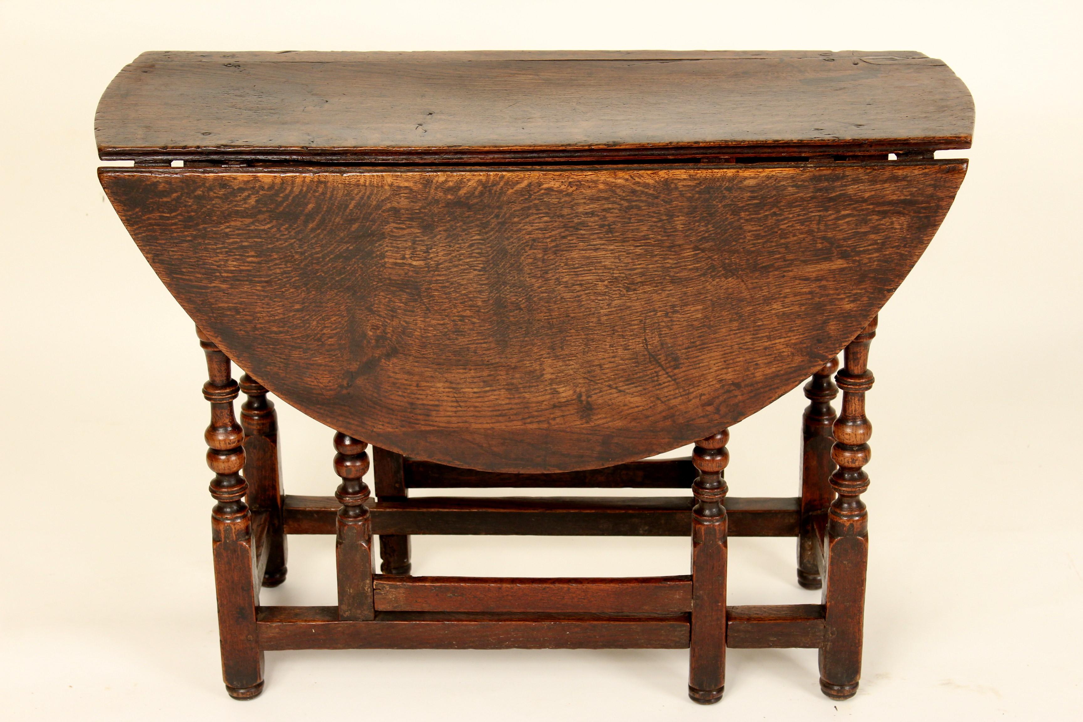 Antique English oak gate leg table, with nice old original patina, early 19th century. Dimensions when drop leafs are lowered, height 26.75