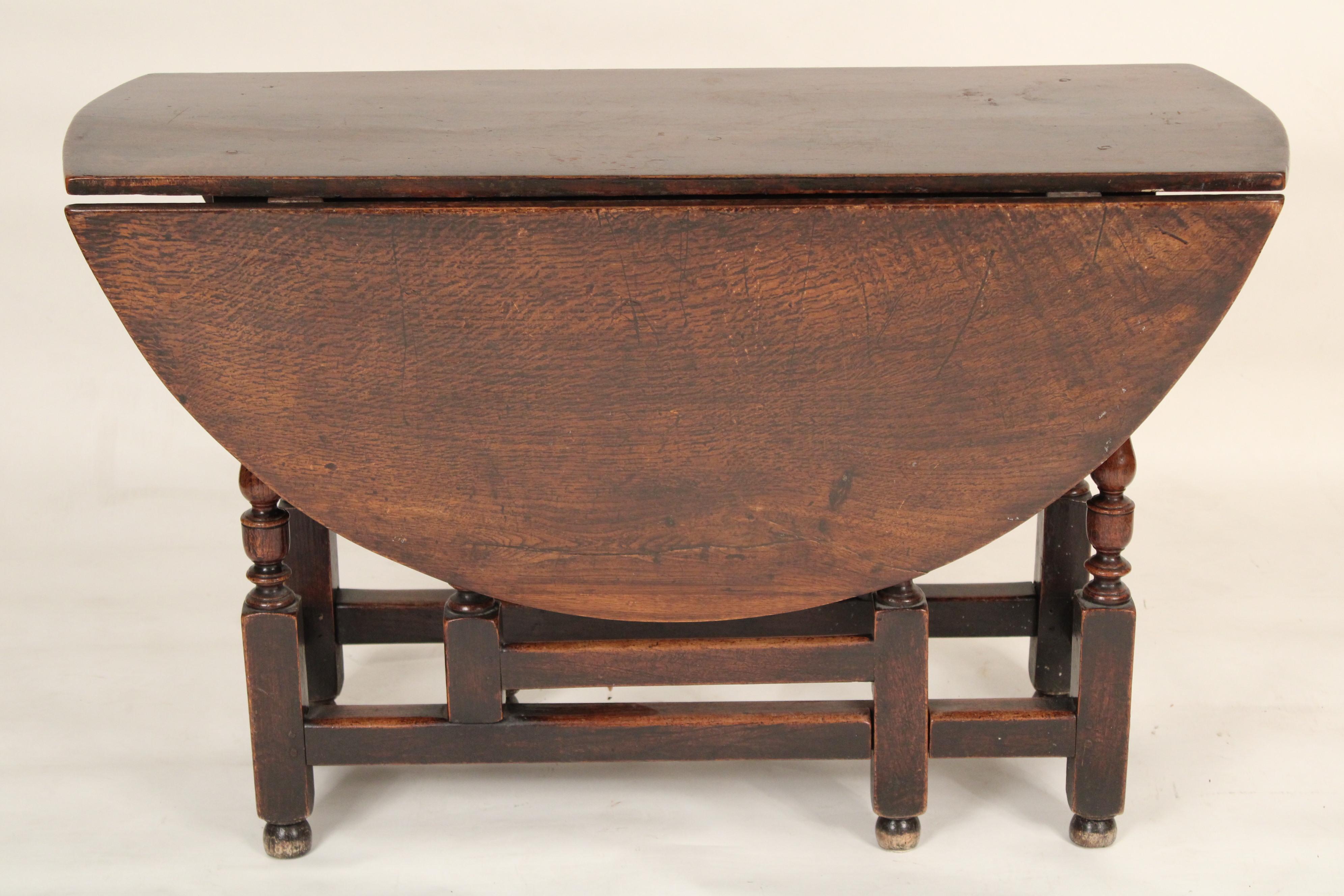 Antique William & Mary style English oak gate leg table, 19th century. Dimensions when drop leafs are lowered, height 28.75