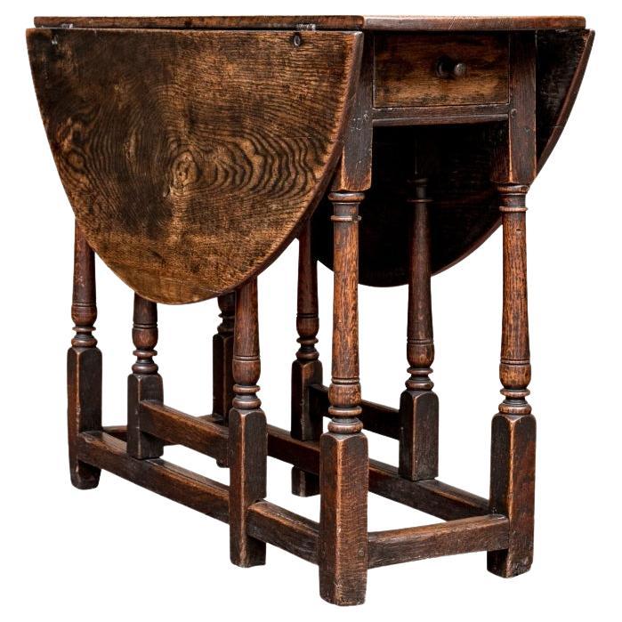 Table ancienne en chêne anglais à piétement en forme de porte