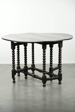 Antique English oak gateleg table from the late 17th/early 18th century