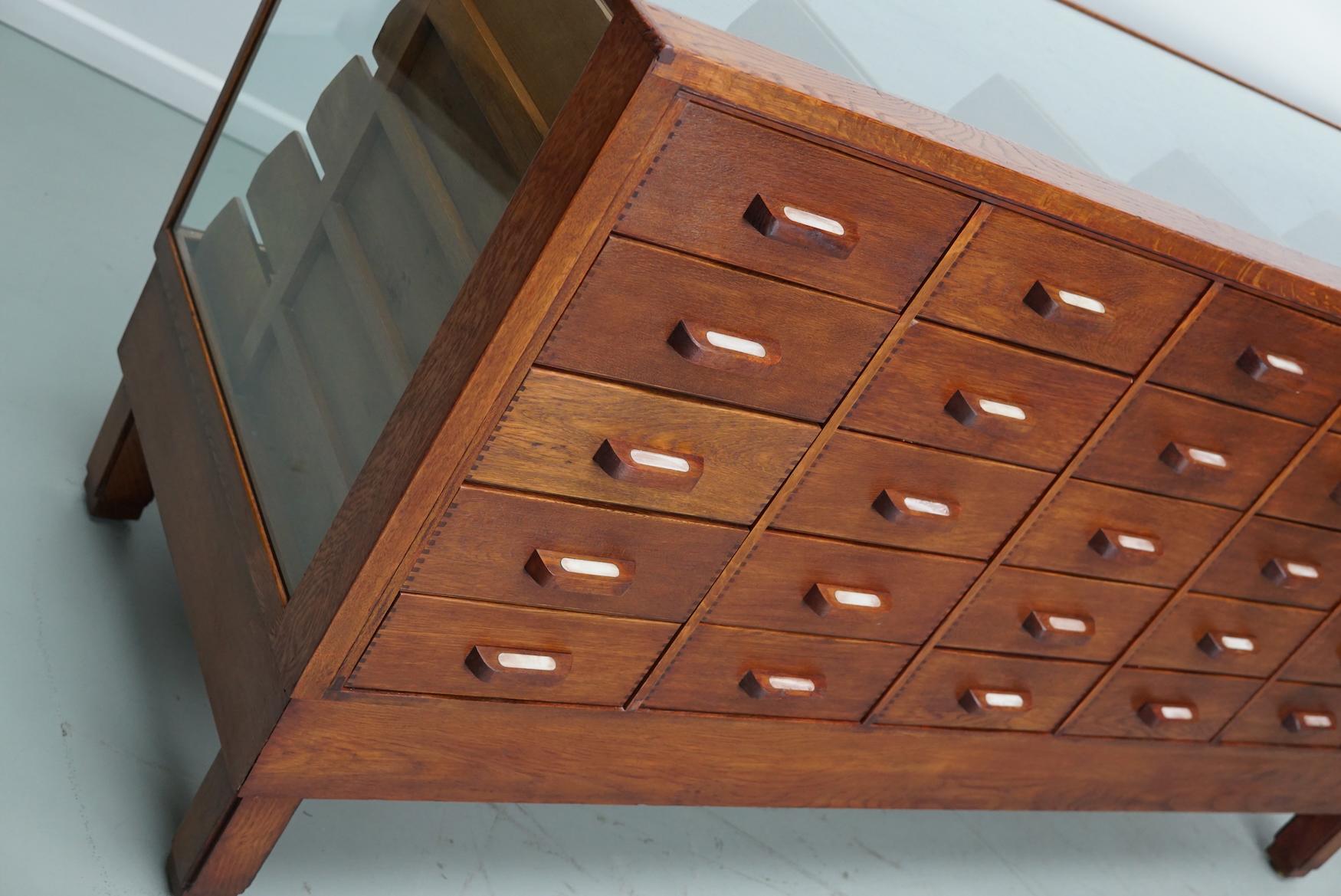 Antiker englischer Eichen- und Glasvitrinenschrank, ca. 1920-1930 im Angebot 4
