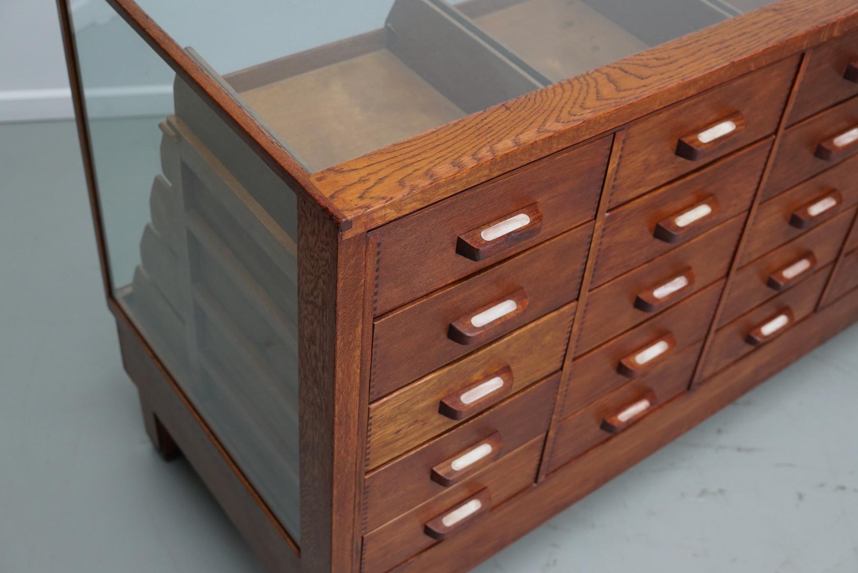 Antiker englischer Eichen- und Glasvitrinenschrank, ca. 1920-1930 im Angebot 5