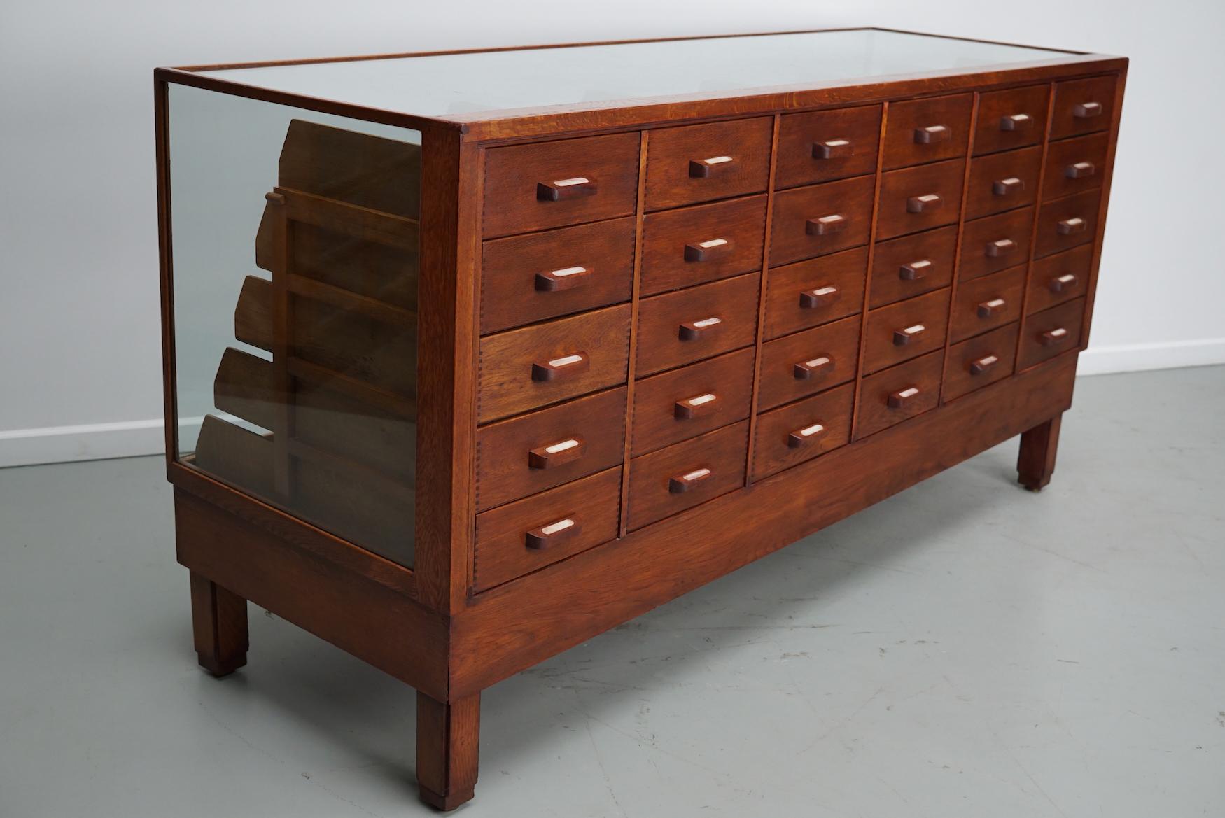 Antiker englischer Eichen- und Glasvitrinenschrank, ca. 1920-1930 im Angebot 6