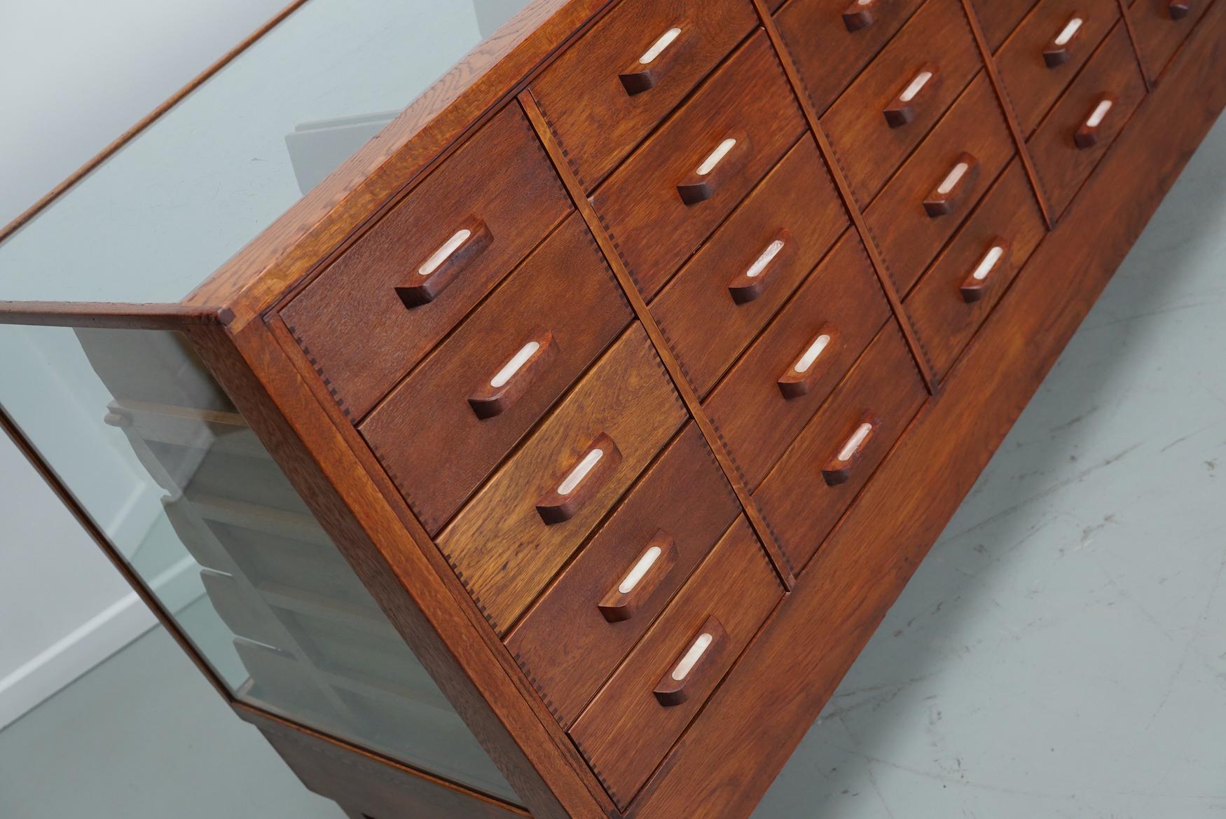 Antiker englischer Eichen- und Glasvitrinenschrank, ca. 1920-1930 im Angebot 7