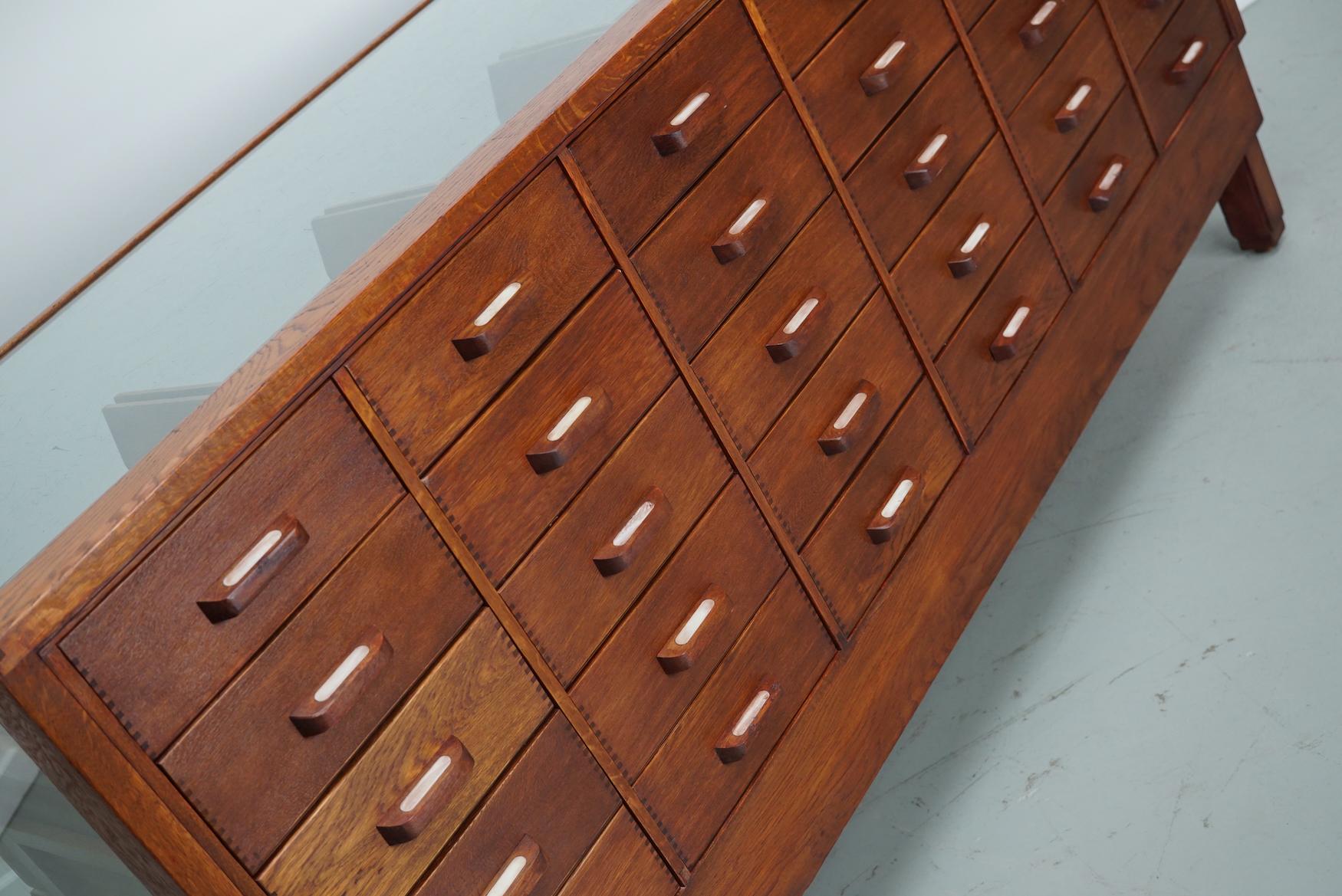Antiker englischer Eichen- und Glasvitrinenschrank, ca. 1920-1930 im Angebot 8