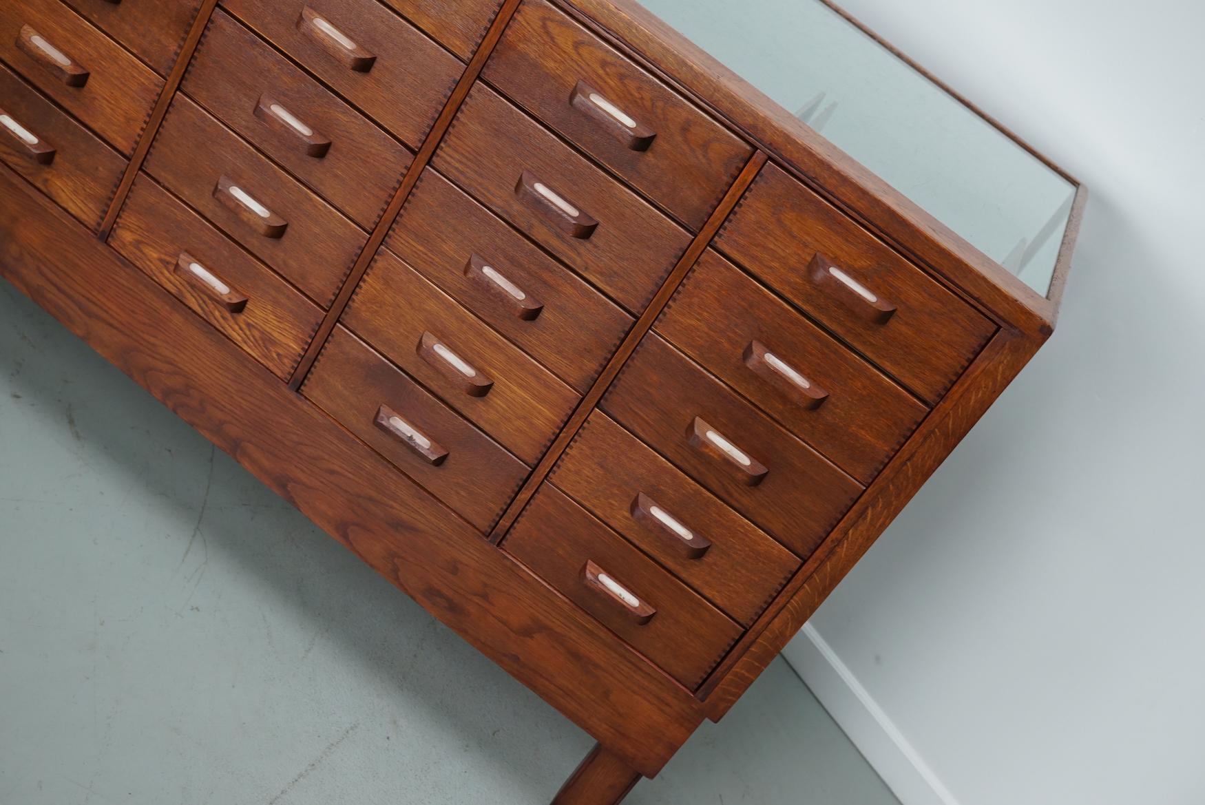 Antiker englischer Eichen- und Glasvitrinenschrank, ca. 1920-1930 im Angebot 9