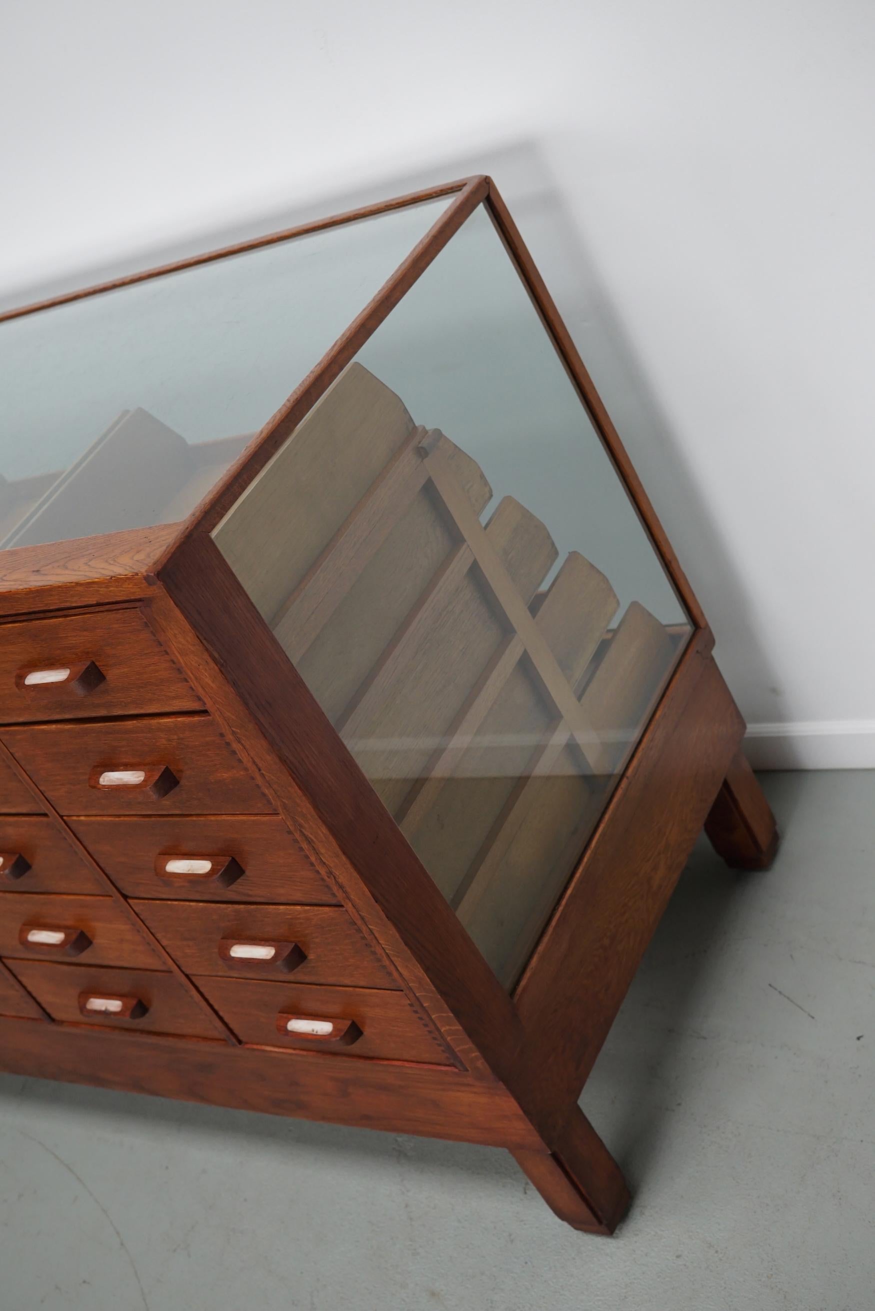 Antiker englischer Eichen- und Glasvitrinenschrank, ca. 1920-1930 im Angebot 11