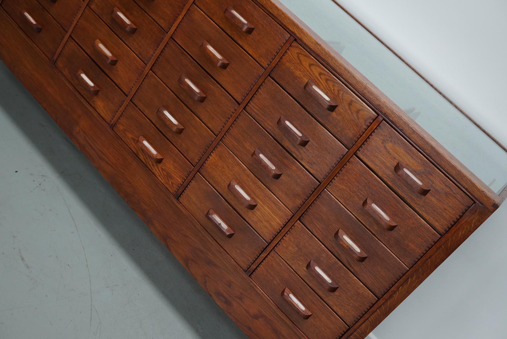 Antiker englischer Eichen- und Glasvitrinenschrank, ca. 1920-1930 im Angebot 12