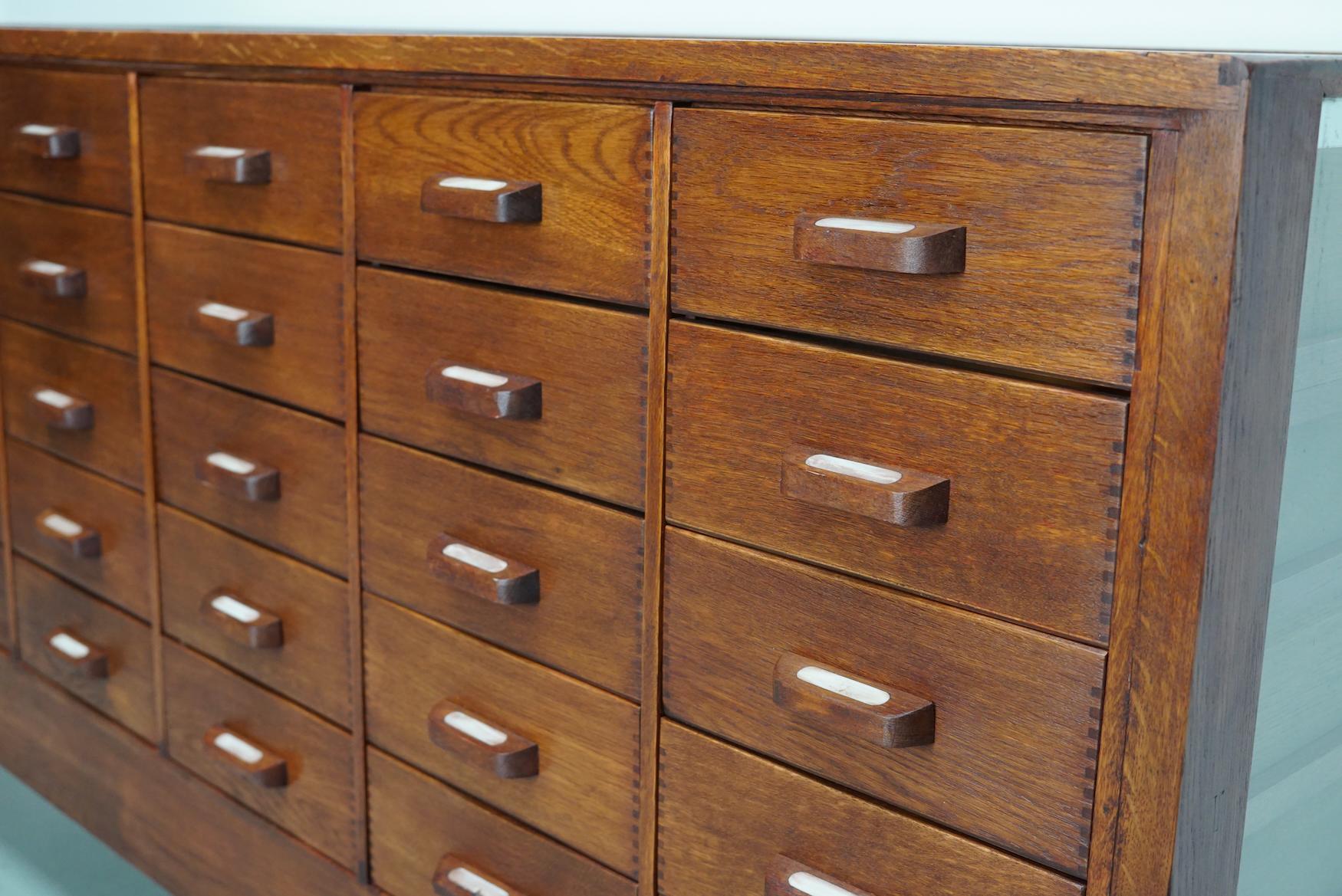 Antiker englischer Eichen- und Glasvitrinenschrank, ca. 1920-1930 im Angebot 13