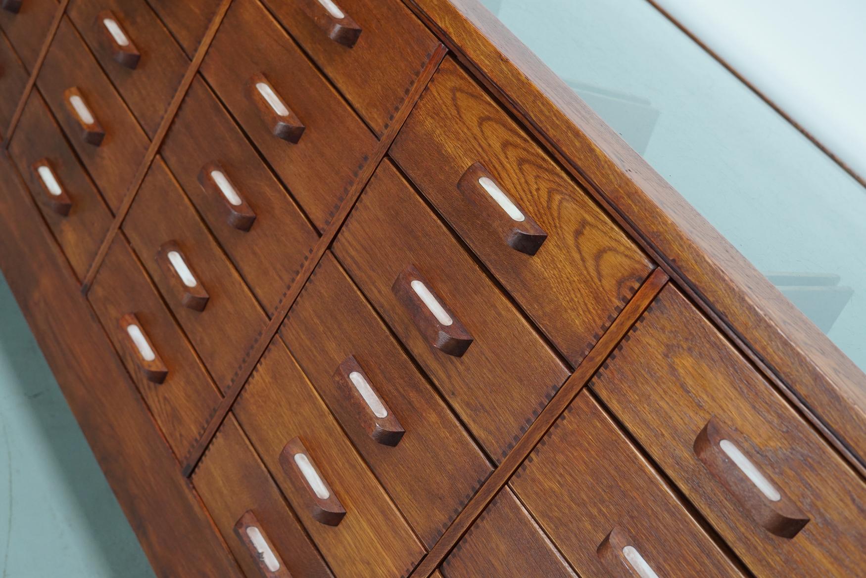 Antiker englischer Eichen- und Glasvitrinenschrank, ca. 1920-1930 im Angebot 14