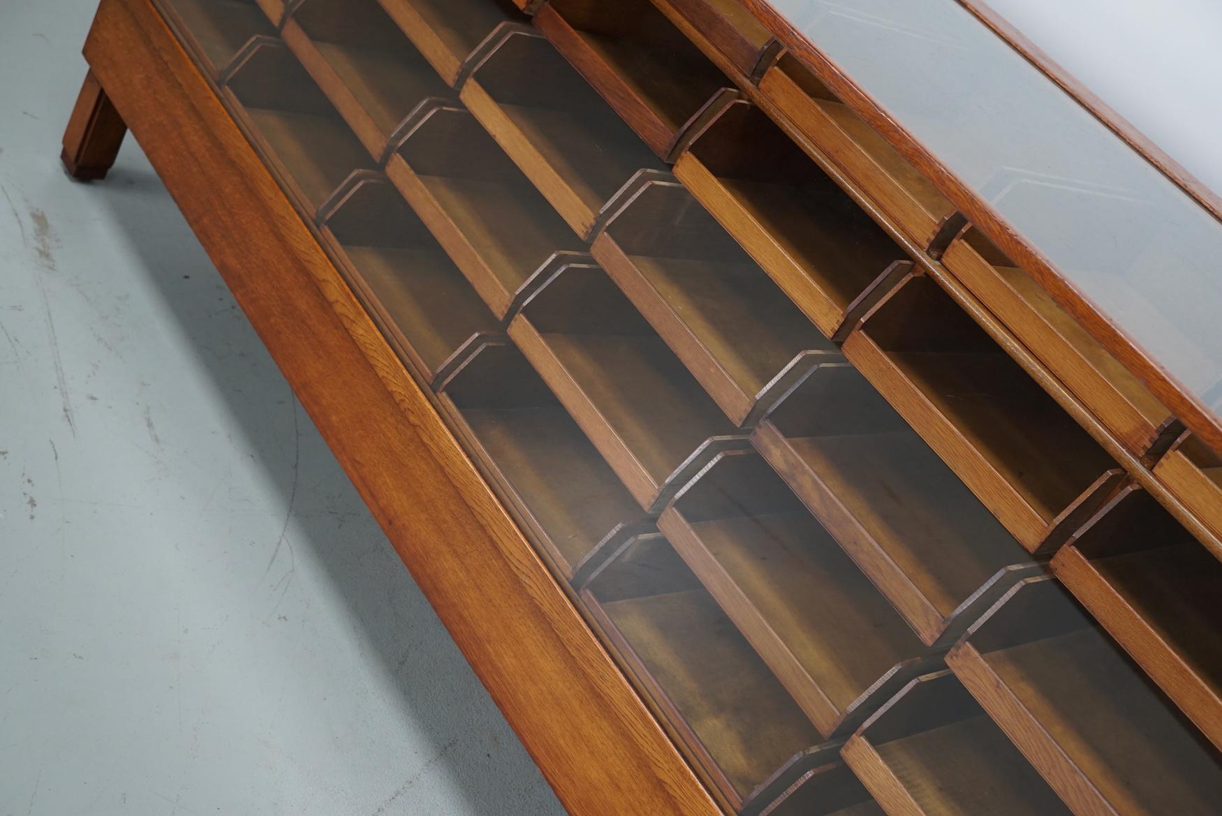 Antiker englischer Eichen- und Glasvitrinenschrank, ca. 1920-1930 (Britisch) im Angebot