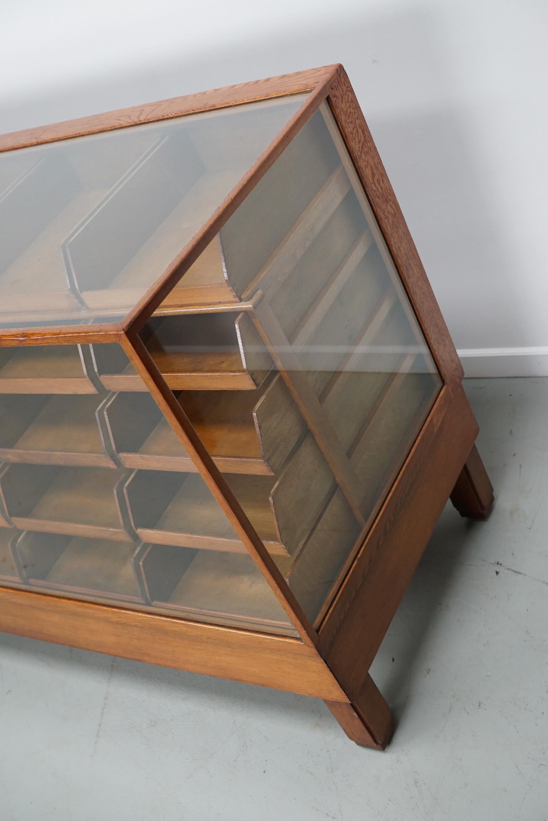 Antiker englischer Eichen- und Glasvitrinenschrank, ca. 1920-1930 im Zustand „Gut“ im Angebot in Nijmegen, NL