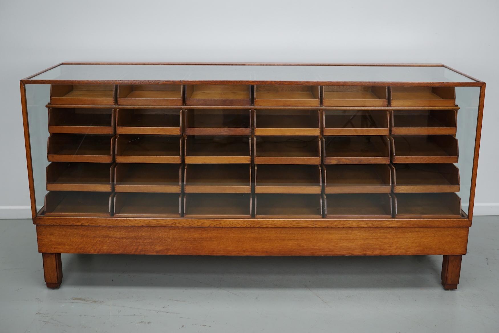 Antiker englischer Eichen- und Glasvitrinenschrank, ca. 1920-1930 (Frühes 20. Jahrhundert) im Angebot