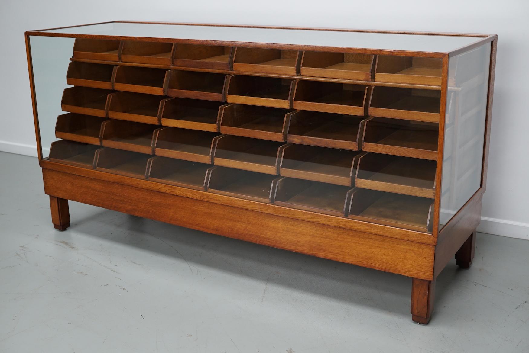 Antiker englischer Eichen- und Glasvitrinenschrank, ca. 1920-1930 (Eichenholz) im Angebot