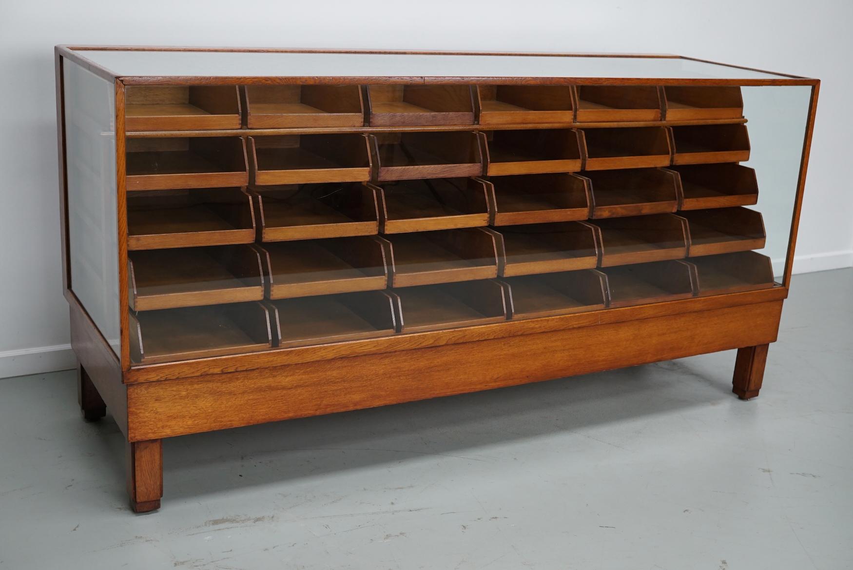 Antiker englischer Eichen- und Glasvitrinenschrank, ca. 1920-1930 im Angebot 1