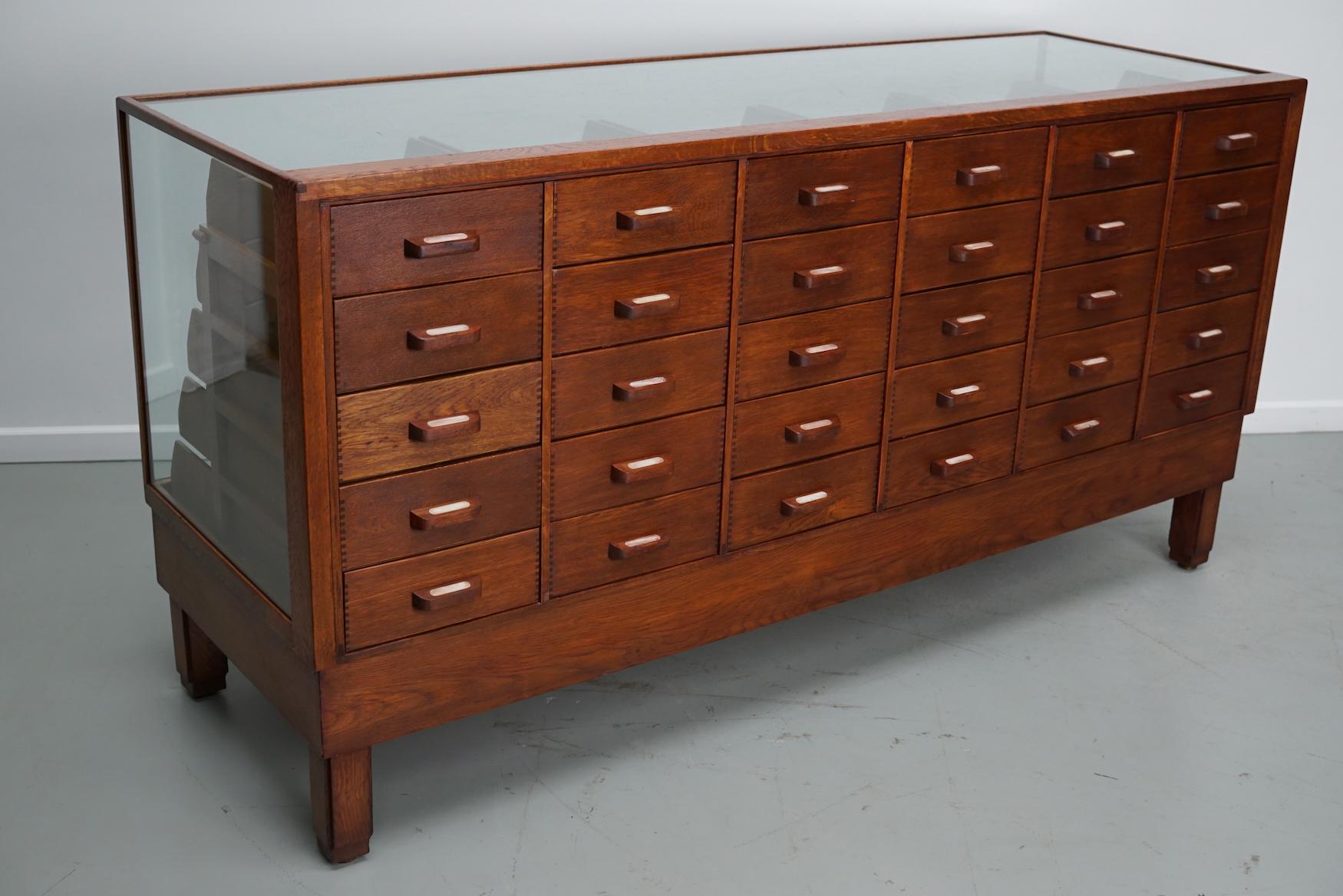 Antiker englischer Eichen- und Glasvitrinenschrank, ca. 1920-1930 im Angebot 3