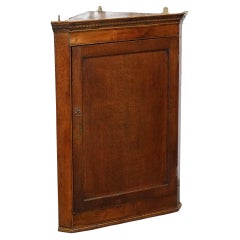ANTIQUE ENGLISH OAK HANGING CORNER CUPBOARD CABiNET