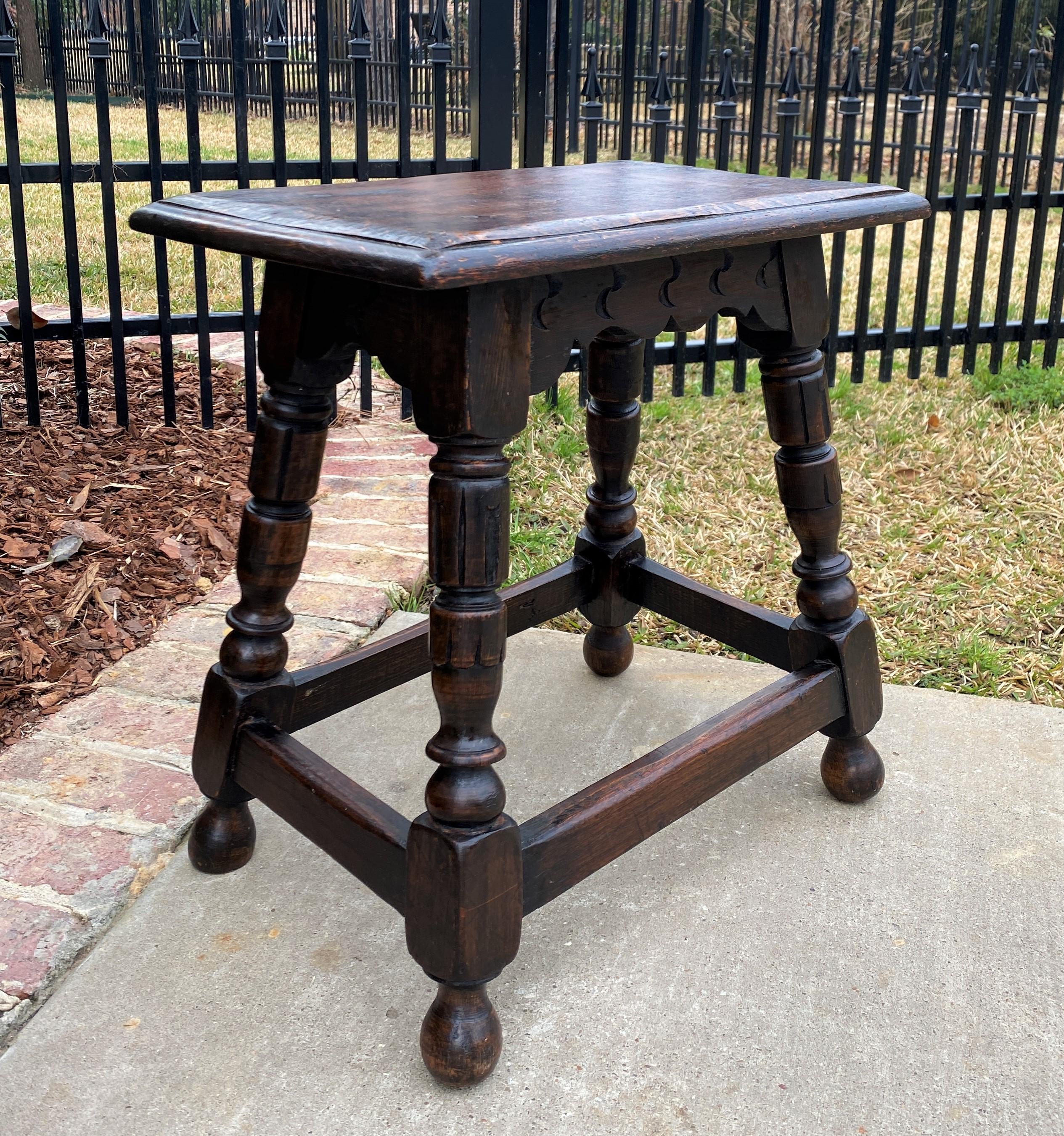 Antique English Oak Joint Stool Footstool Bench Pegged Turned Post c.1930s In Good Condition In Tyler, TX