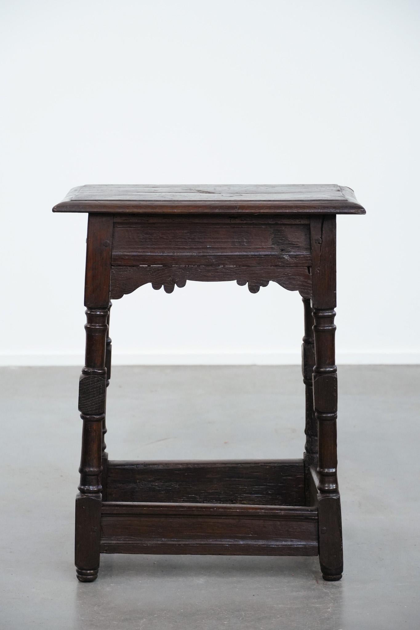 Fatto a mano Antique English oak joint stool from the 18th century in vendita