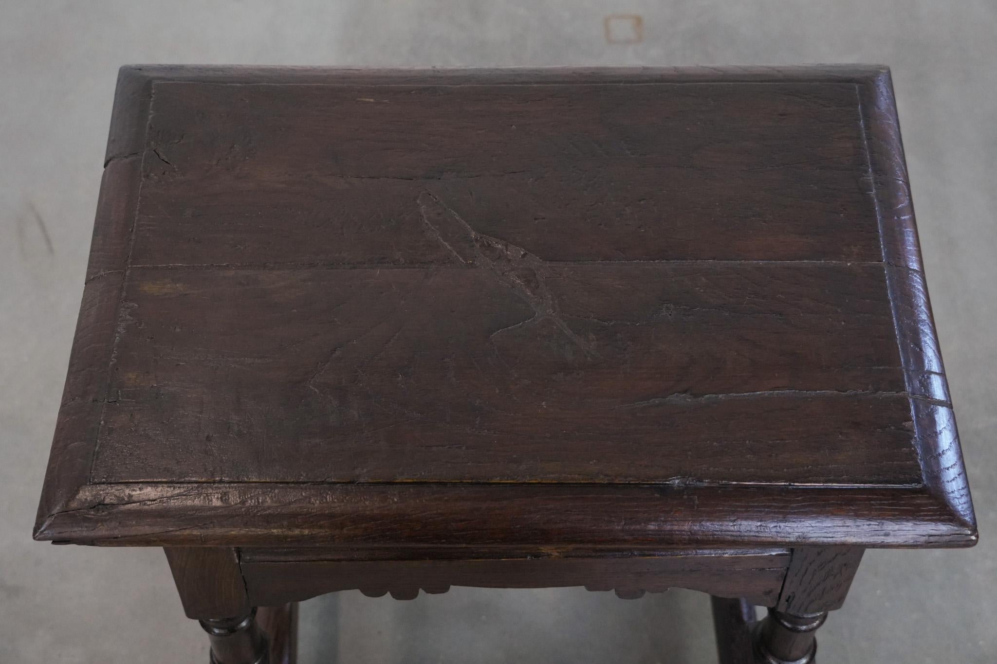 Fino al XVIII secolo Antique English oak joint stool from the 18th century in vendita