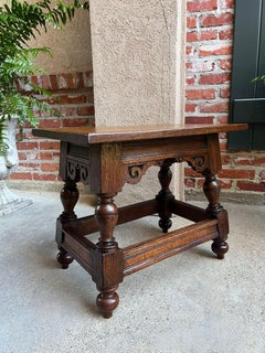 Antiguo taburete inglés de madera de roble con clavijas Mesa auxiliar de banco tallada jacobea c1850