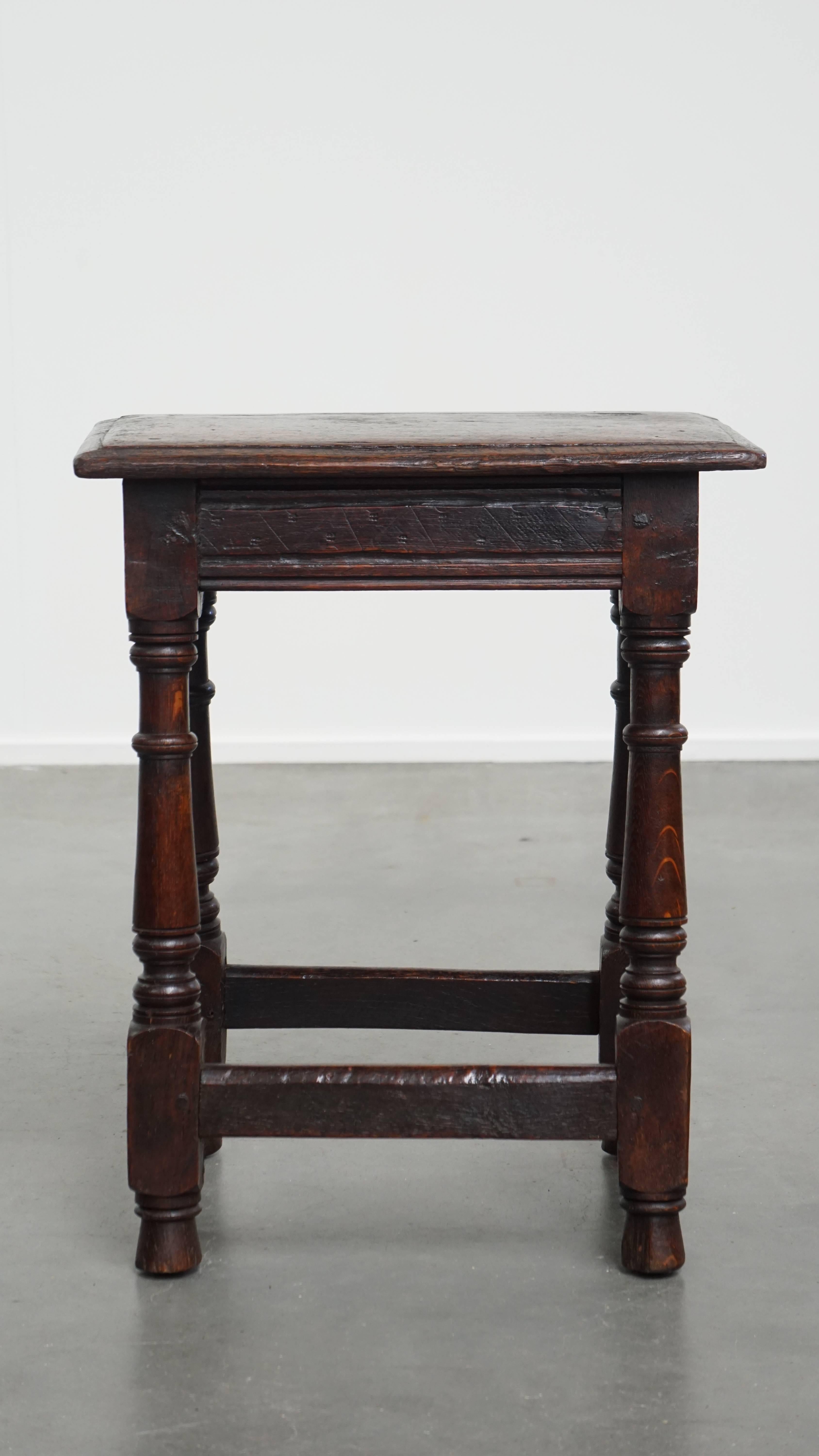 Angeboten wird hier dieser zeitlose und elegante antike englische Eichenhocker / Schemel / Beistelltisch aus dem 17.

Dieser zeitlose antike englische Hocker / Joint Hocker / Beistelltisch aus dem 17. Jahrhundert vereint Charme und Funktionalität.