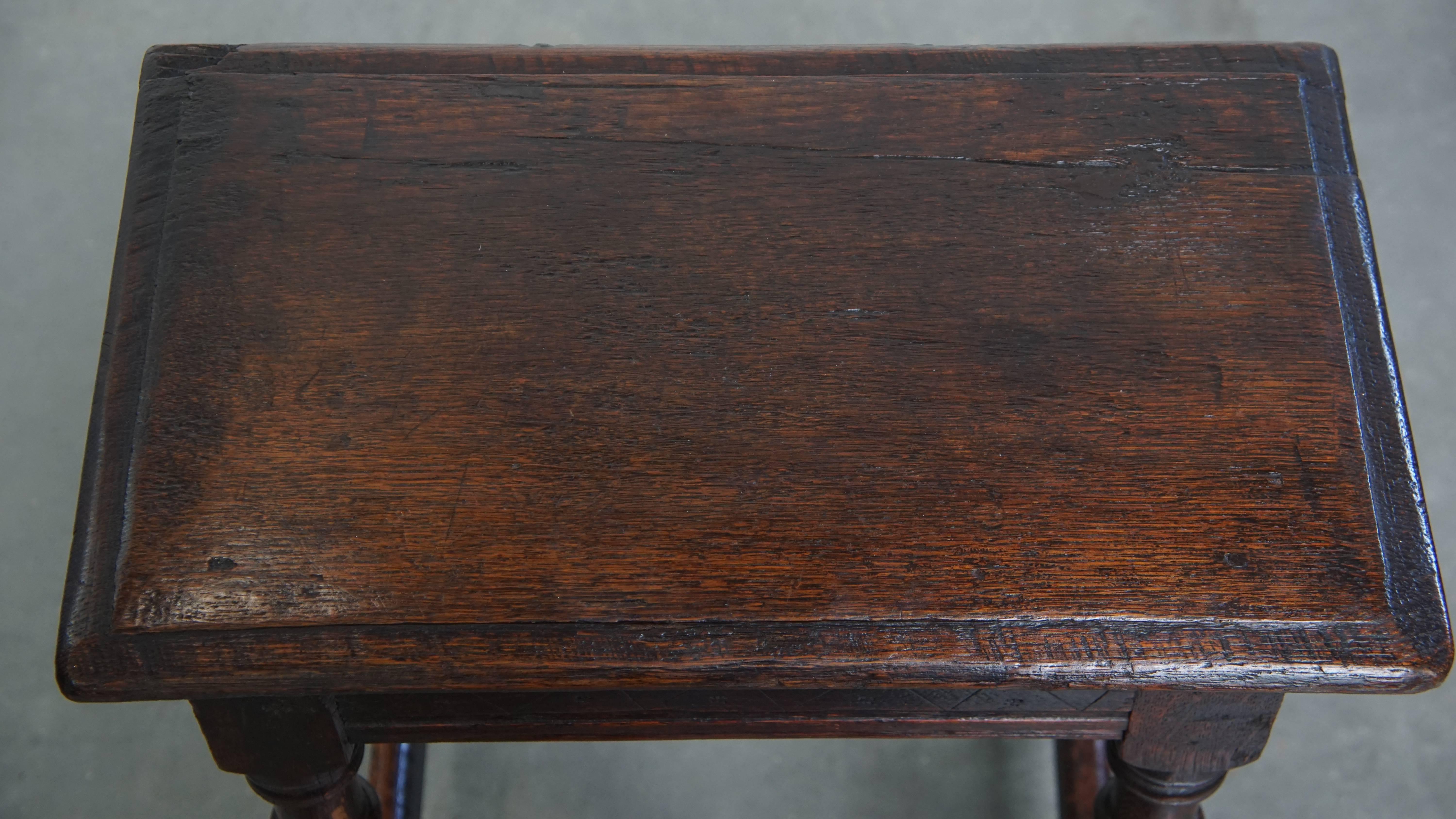 Antiker englischer Oak Joint Hocker / Hocker aus dem 17. (18. Jahrhundert und früher) im Angebot