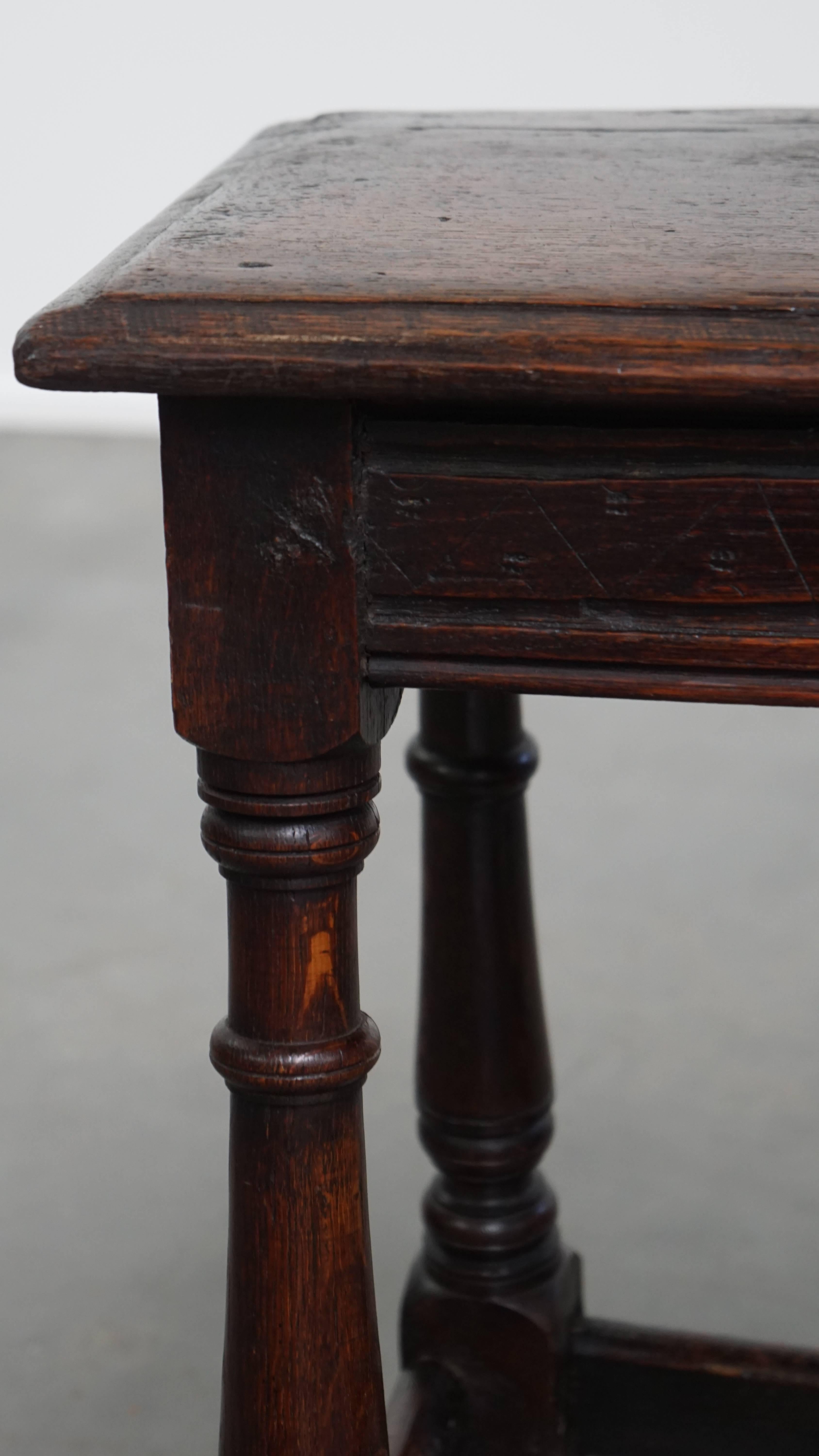 Antiker englischer Oak Joint Hocker / Hocker aus dem 17. im Angebot 2