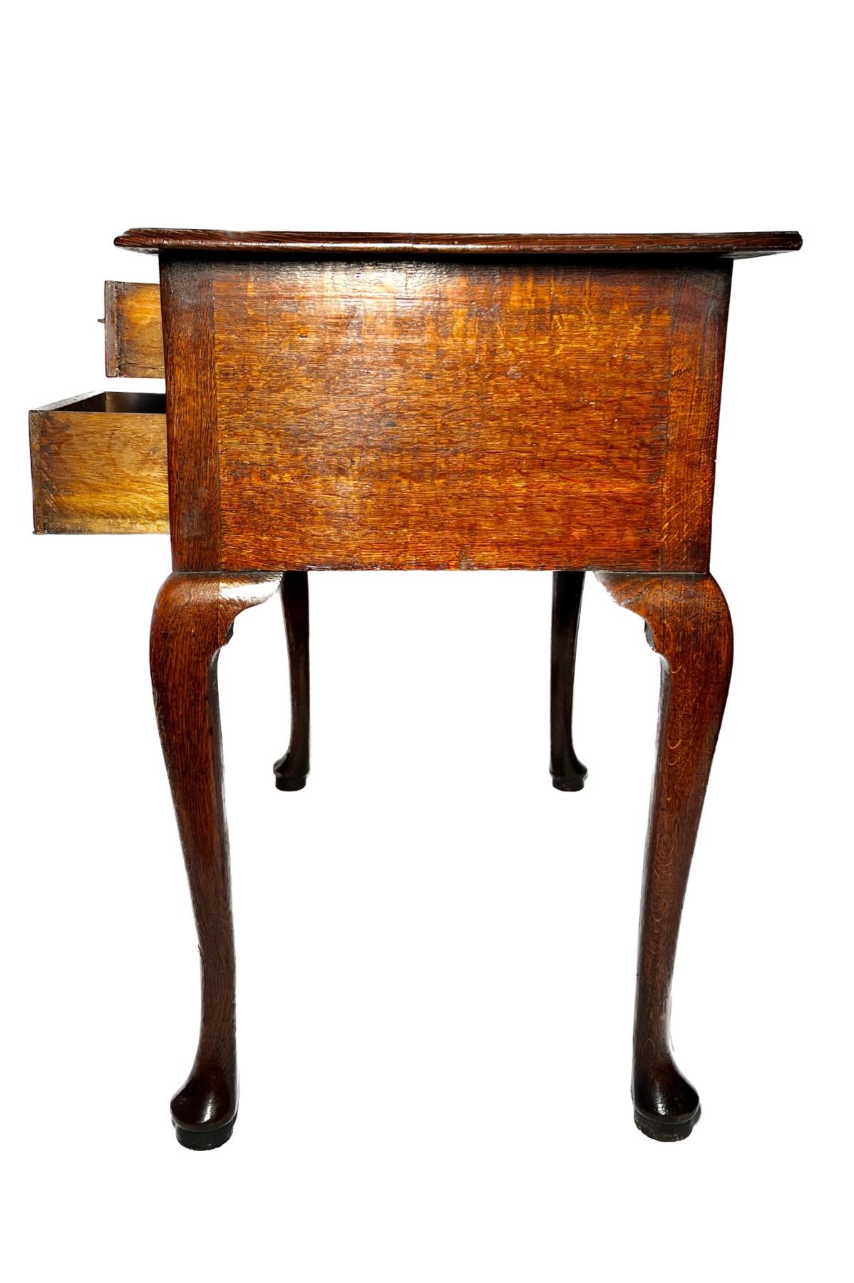 Antique English Oak Lowboy circa 1880 In Good Condition For Sale In New Orleans, LA