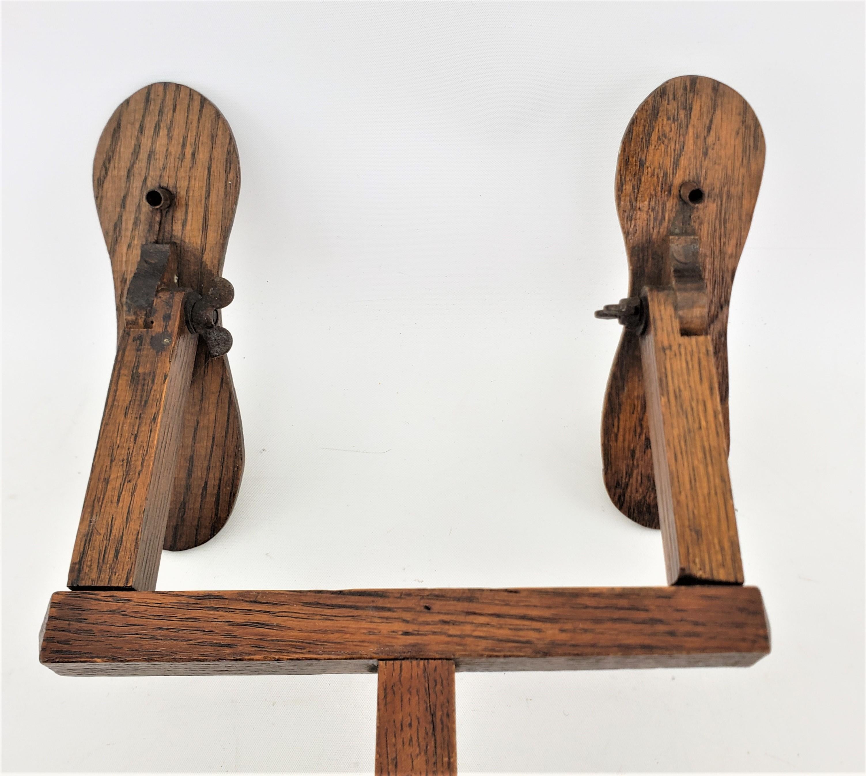 Antiker antiker englischer Mercantile-Schuhständer aus Eiche mit Messingbeschlägen im Angebot 3