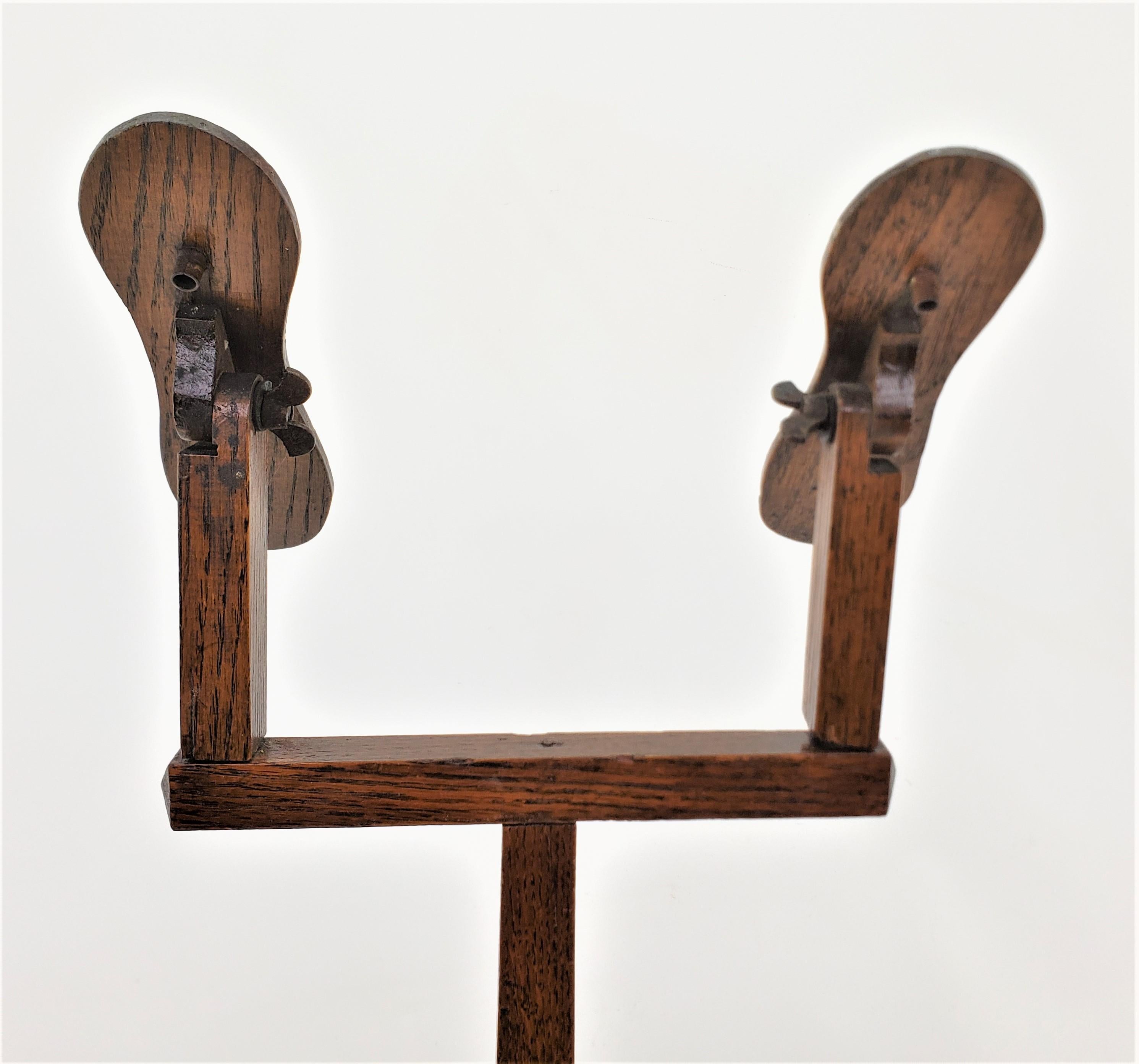 Antiker antiker englischer Mercantile-Schuhständer aus Eiche mit Messingbeschlägen im Angebot 4