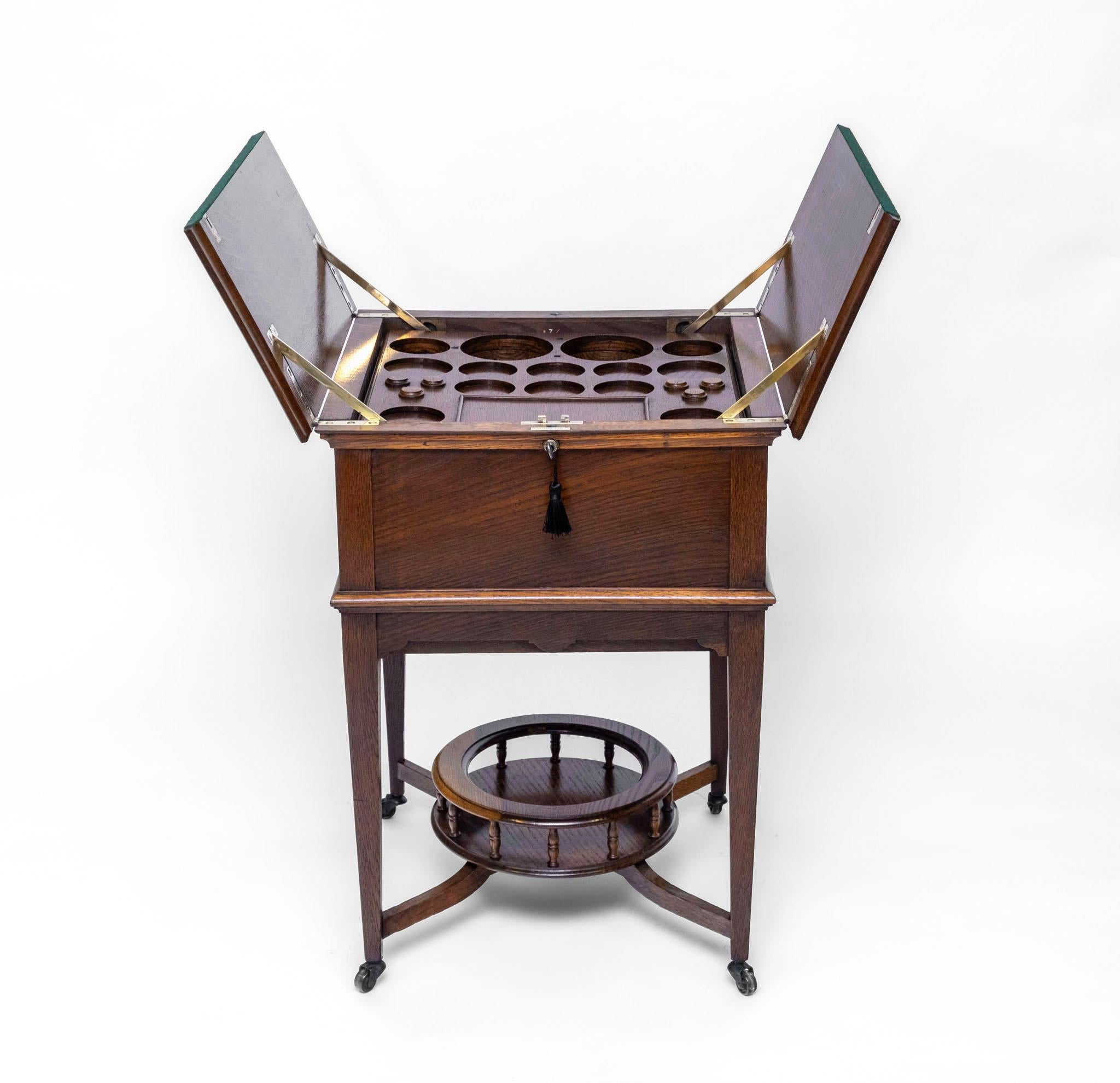Inglese Antico mobile da cocktail in Oak Oak Metamorphic Rise & Fall Dry Bar in vendita