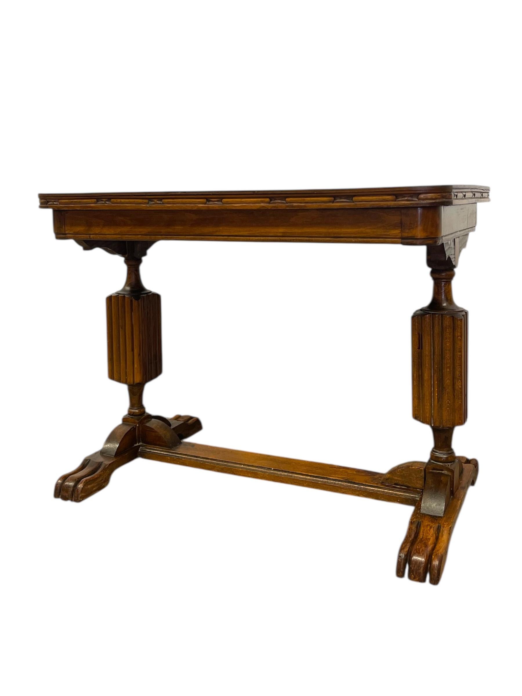  Questo antico tavolino da caffè inglese in Oak, attribuito al rinomato designer di mobili britannico Gordon Russell, mette in mostra un'ottima lavorazione e dettagli raffinati caratteristici del design di inizio e metà del XX secolo. Il piano