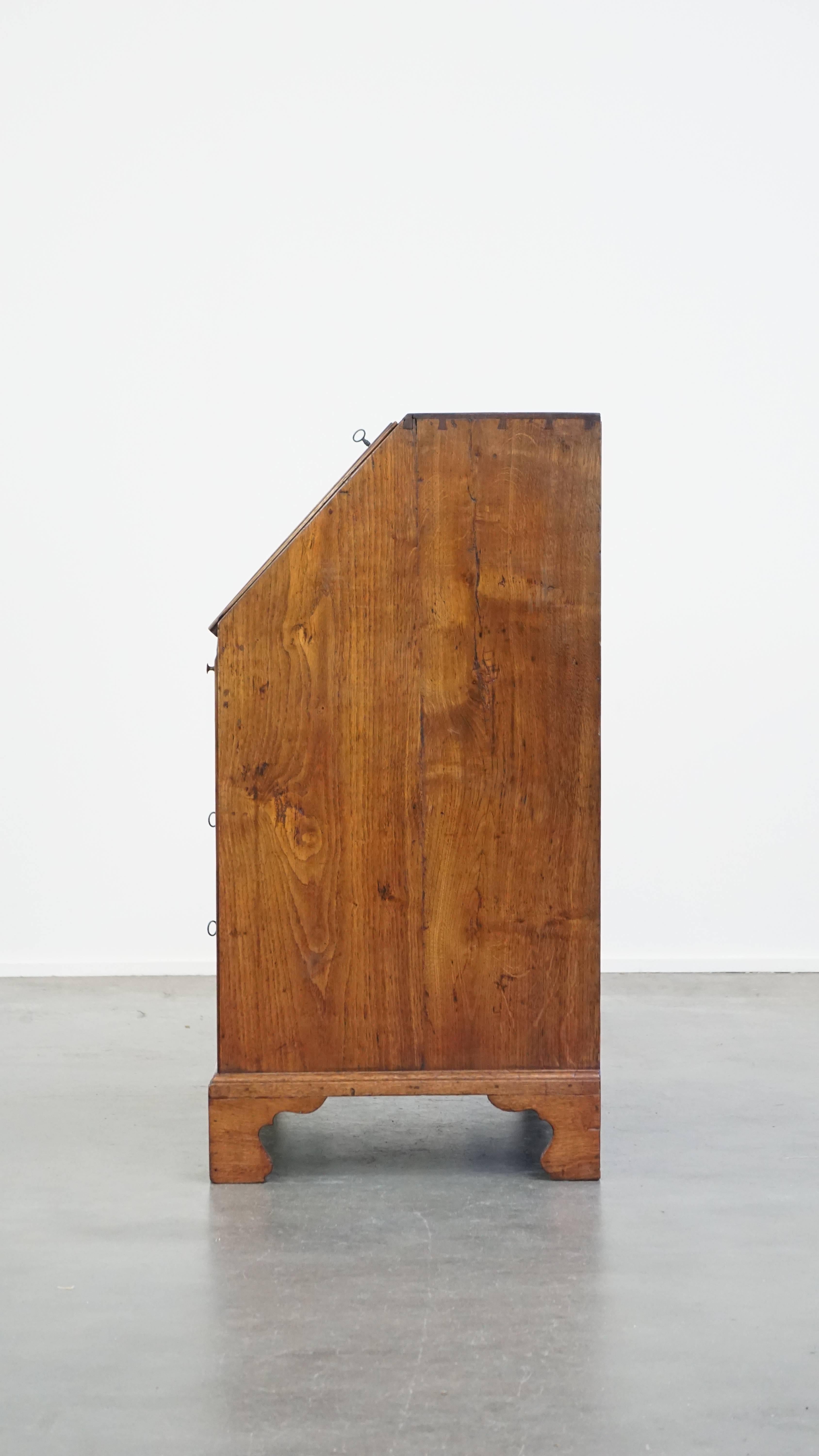 Oak Antique English oak secretaire with stepped interior and working locks For Sale