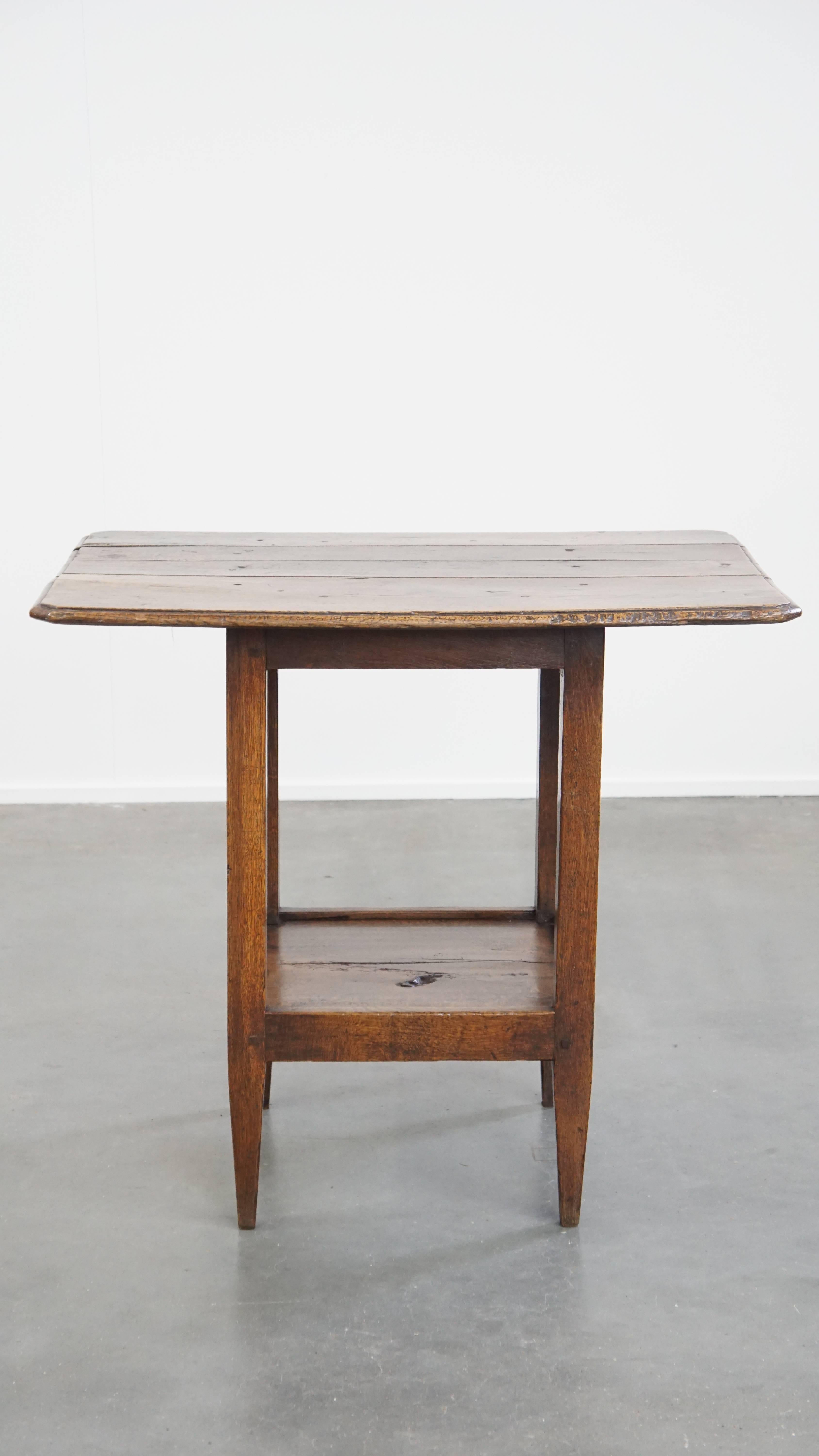 Nous vous proposons cette rare et très originale table d'appoint / table centrale en chêne anglais de la fin du XVIIIe siècle avec une forme unique.

Cette merveilleuse table d'appoint anglaise ancienne et très caractéristique, fabriquée en chêne,