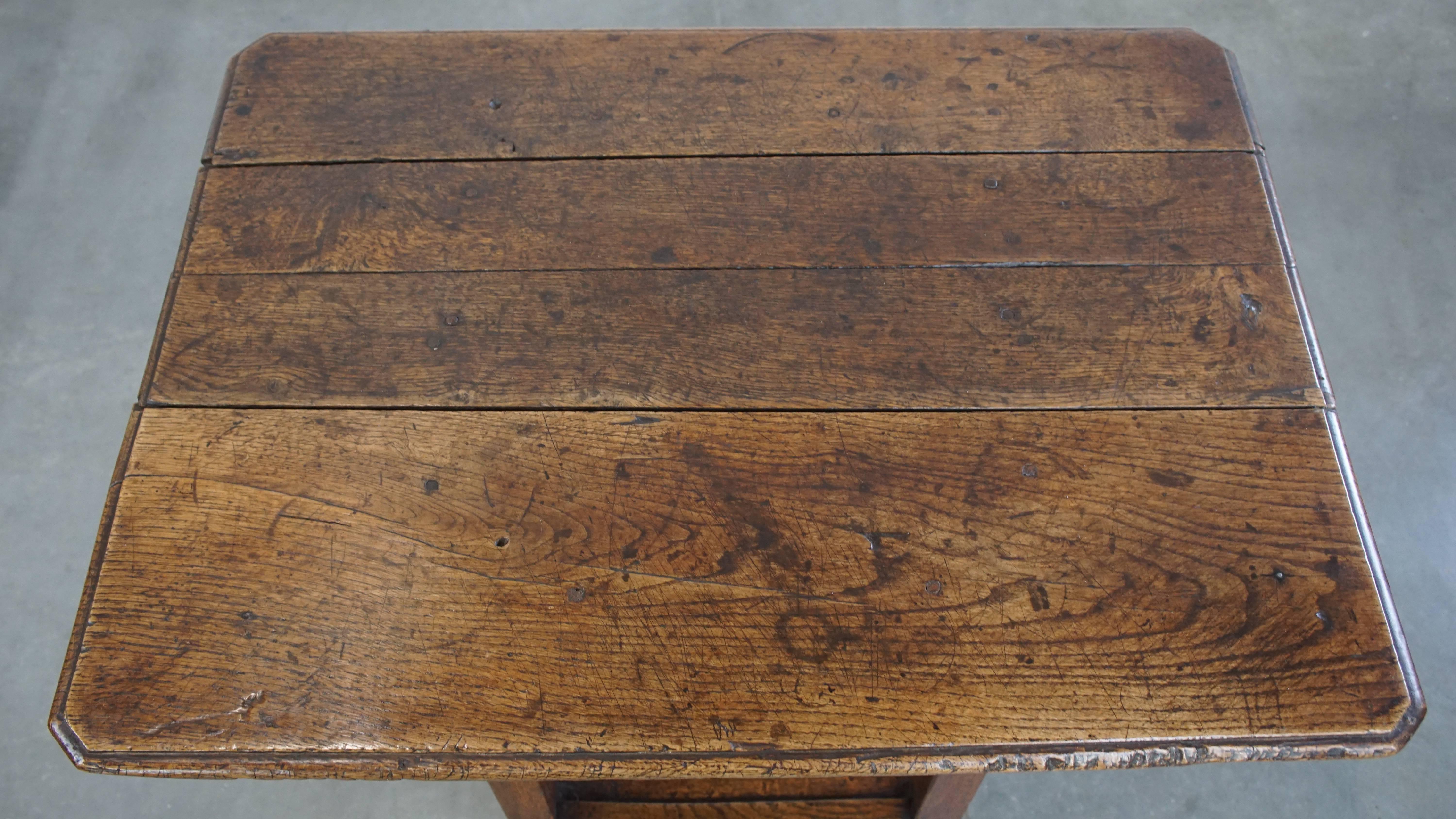 Ancienne table d'appoint en Oak Oak de la fin du 18ème siècle Bon état - En vente à Harderwijk, NL